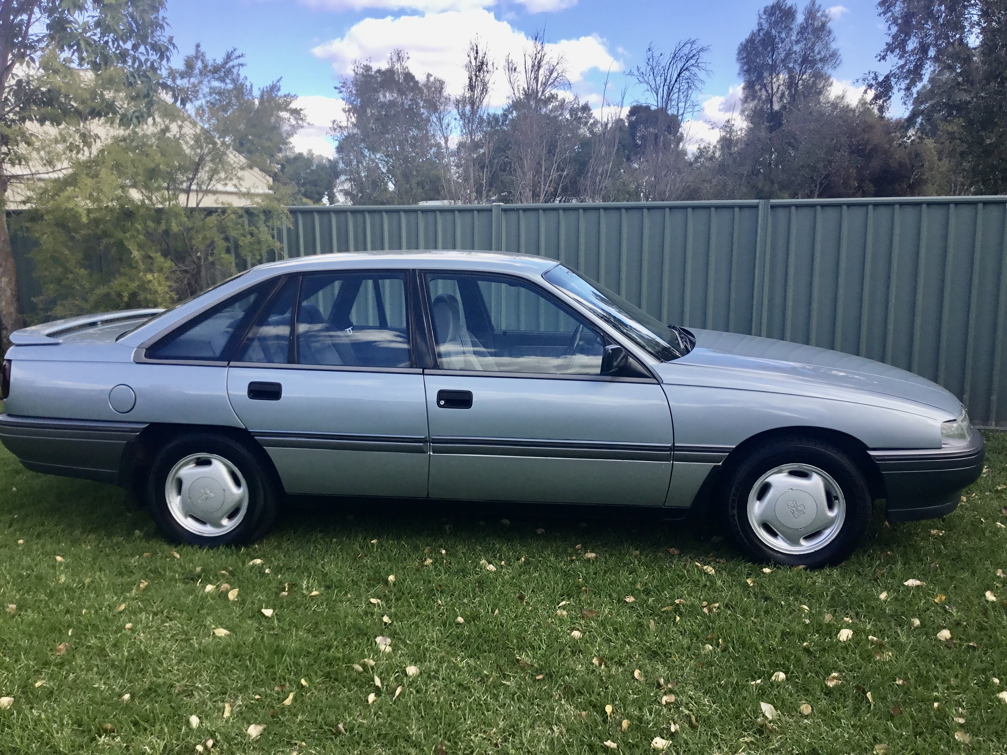 1988 HOLDEN CALAIS VN SEDAN 