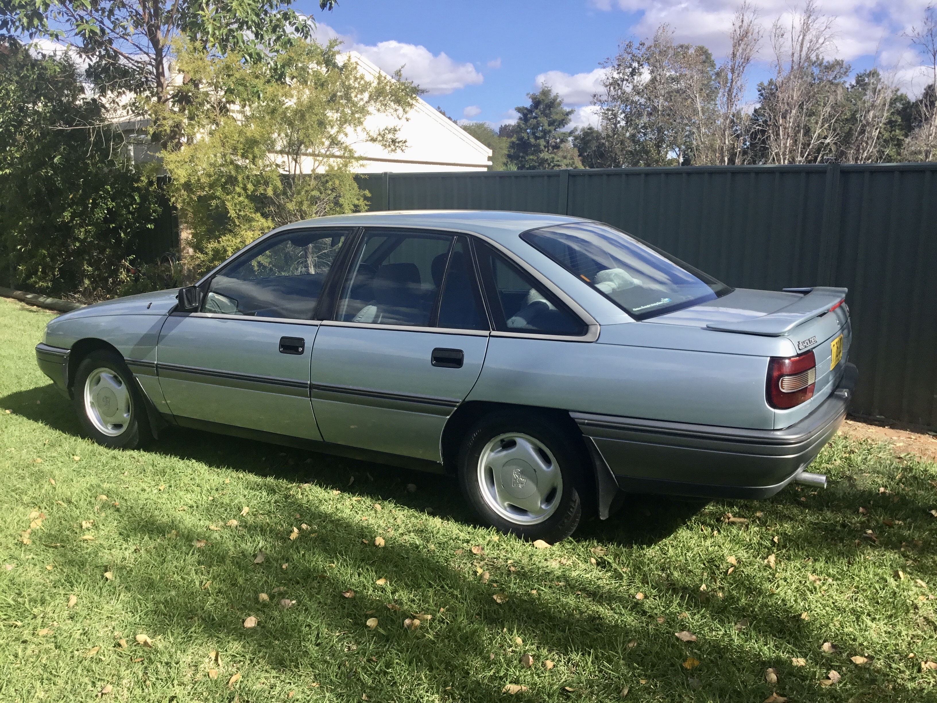 1988 HOLDEN CALAIS VN SEDAN 