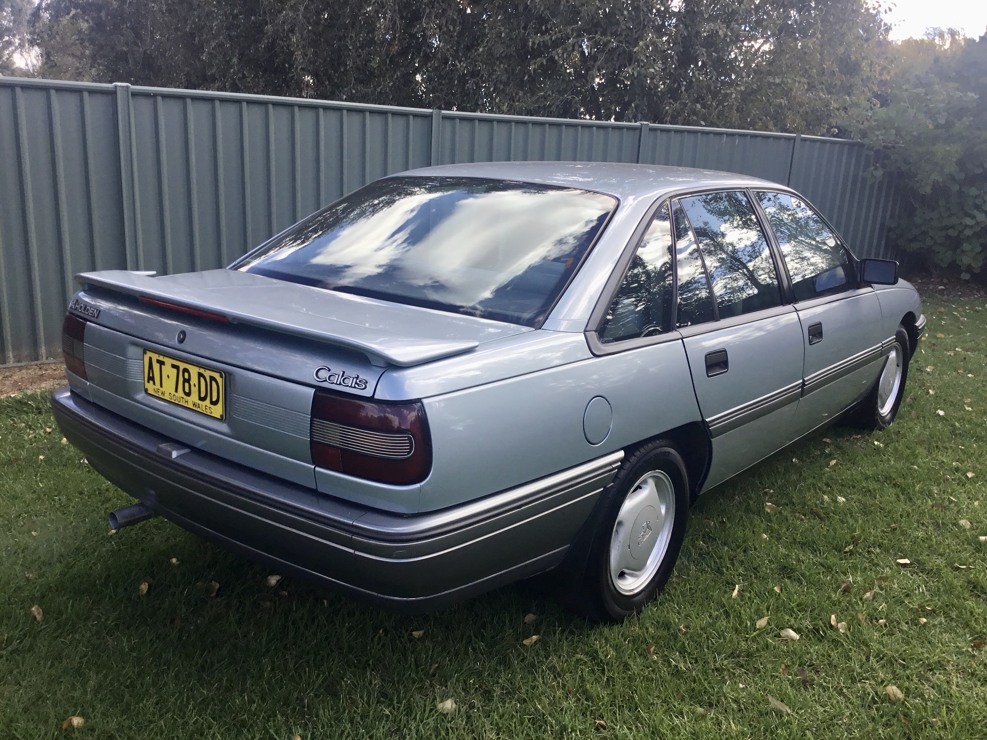 1988 HOLDEN CALAIS VN SEDAN 