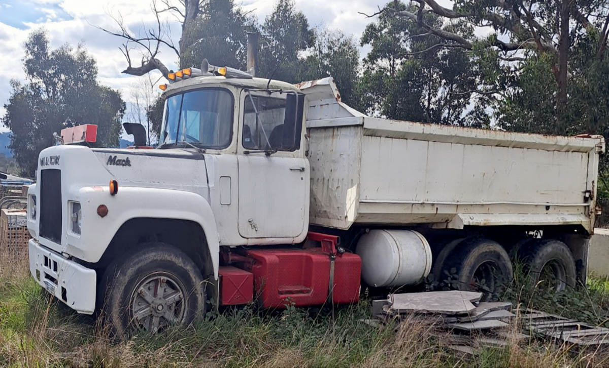 1970S MACK R MODEL TANDUM TIPPER