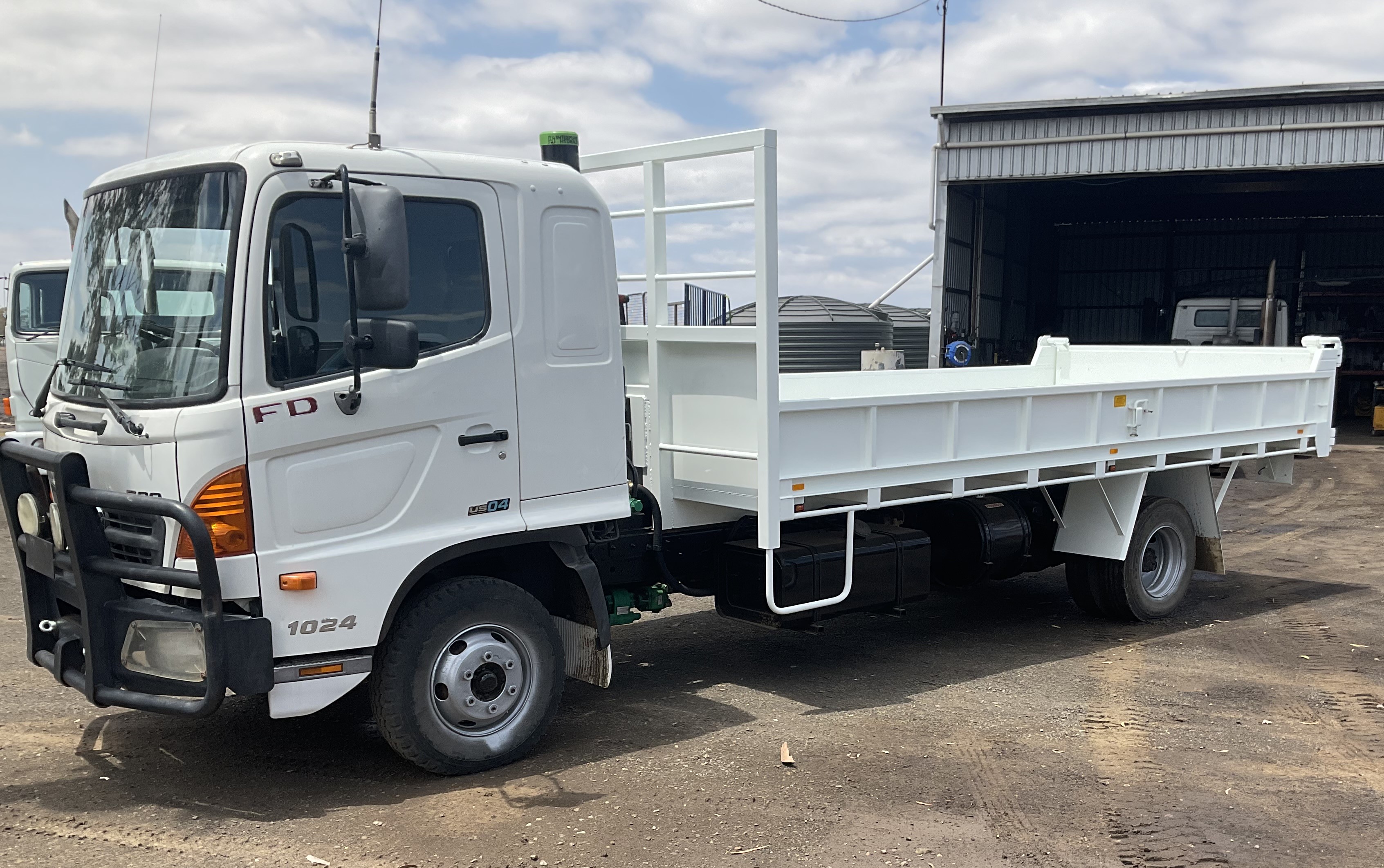 2008 HINO FD 1024 TIPPER