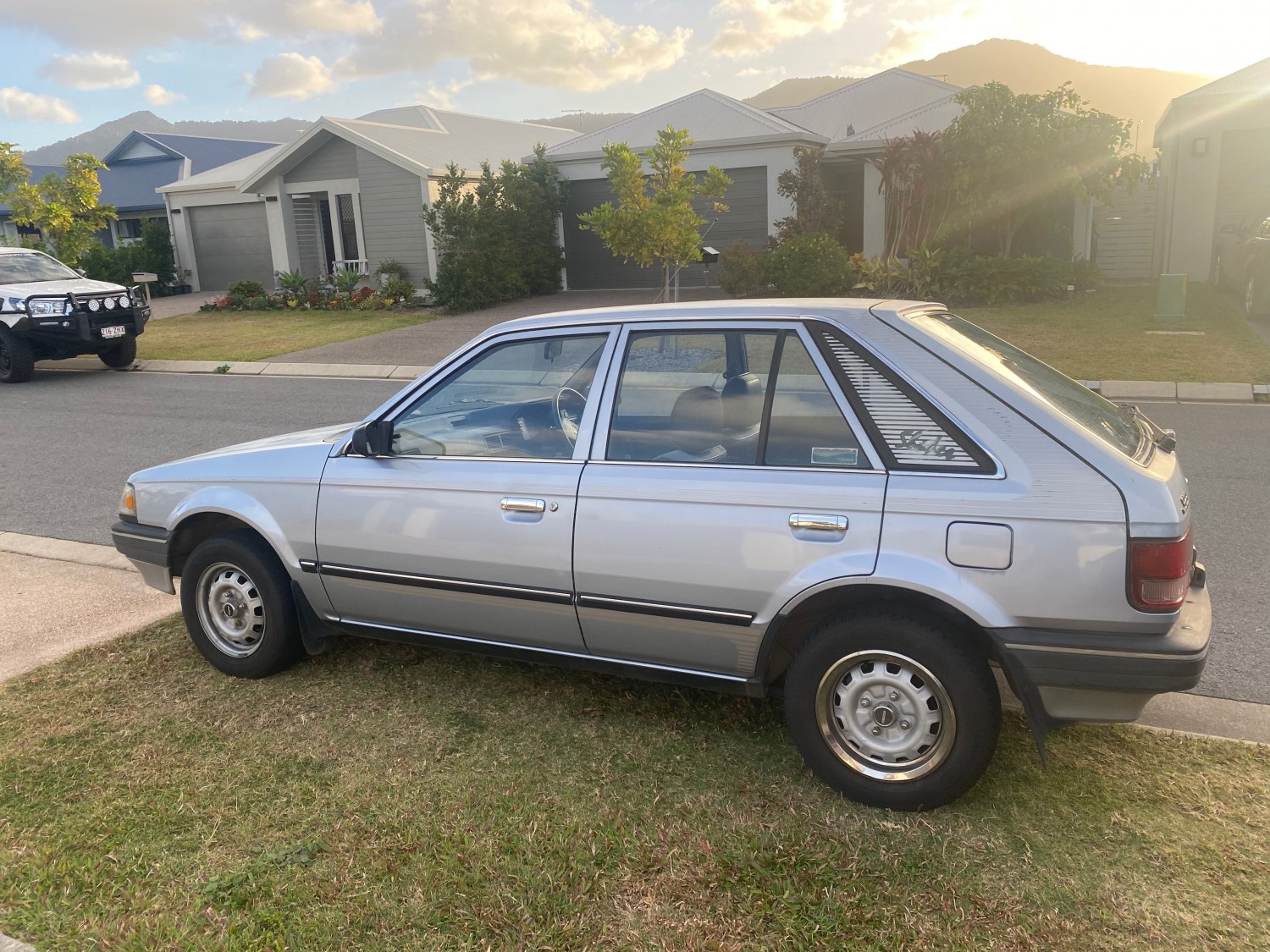 1989 MAZDA 323 SHADES HATCHBACK 