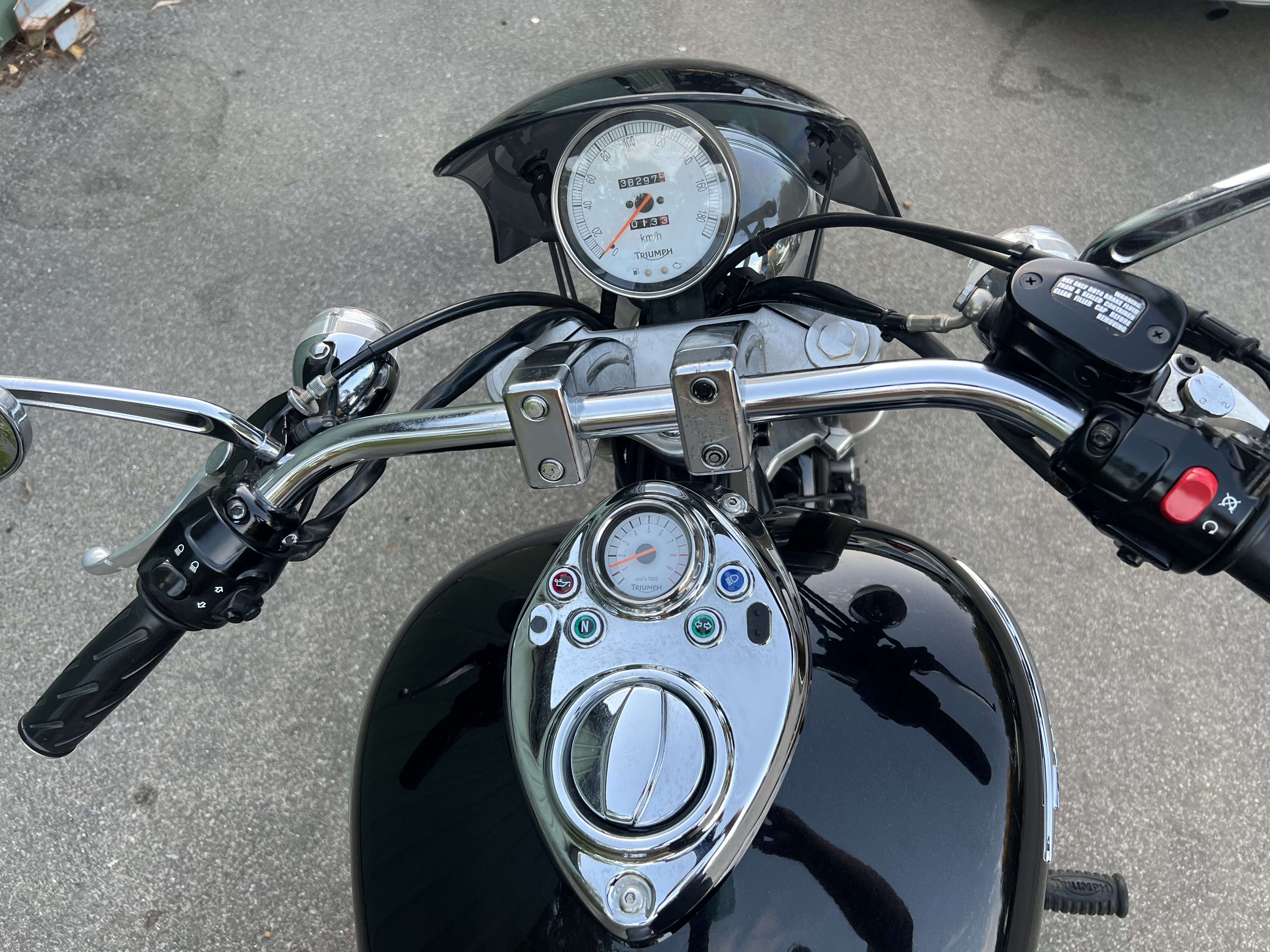 2010 TRIUMPH BONNEVILLE ROAD