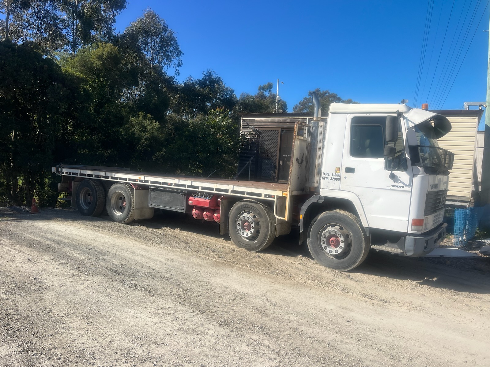 1999 VOLVO FL12 TRAY TRUCK