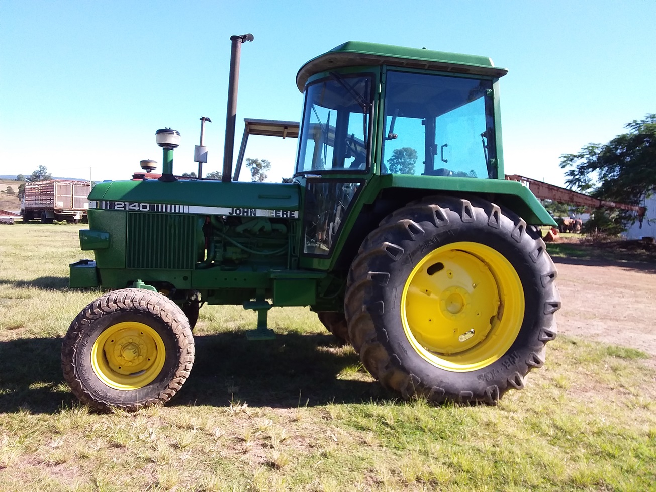 JOHN DEERE 2140 CAB TRACTOR