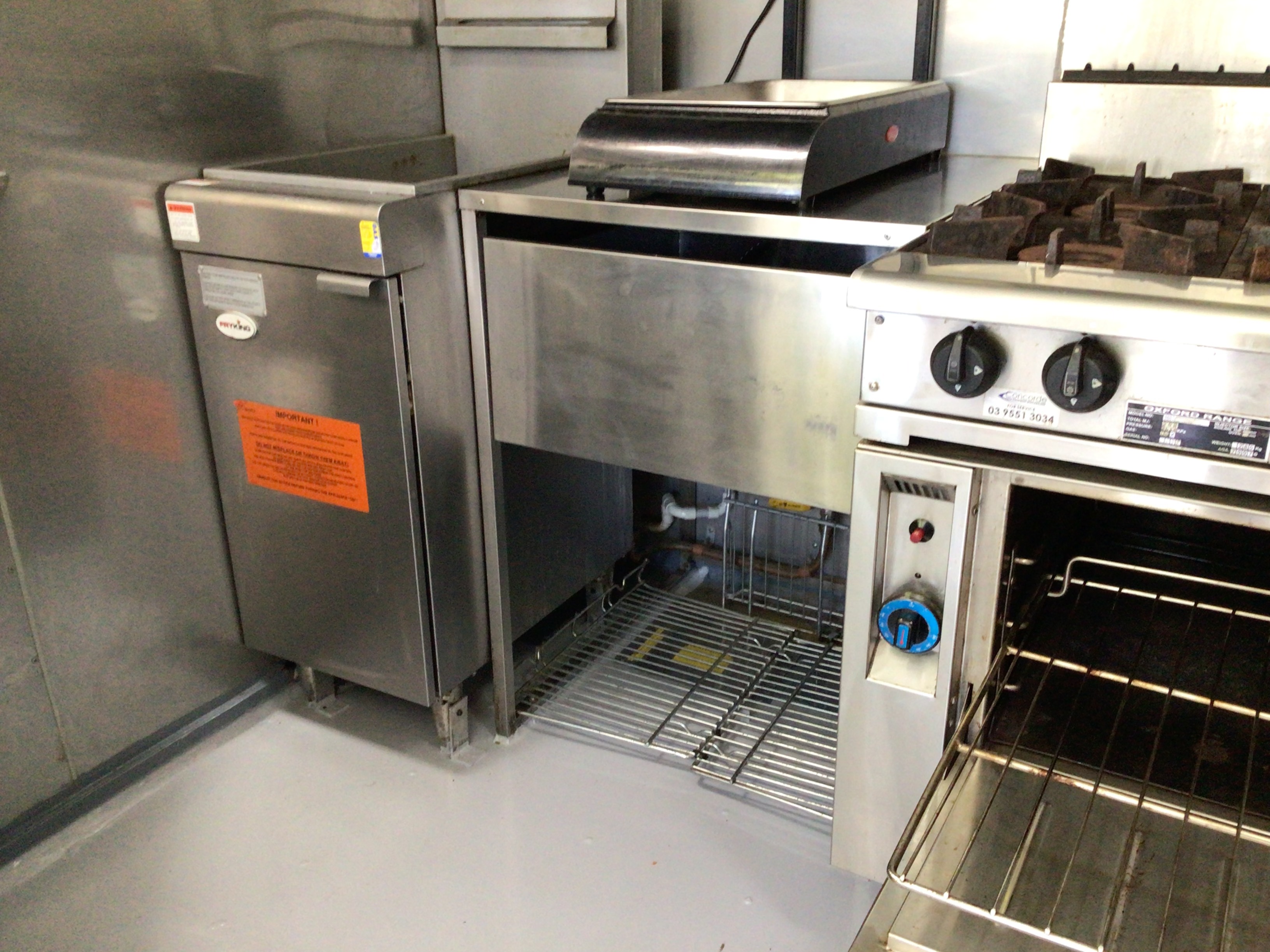  FOOD TRUCK/MOBILE/SITE CATERING KITCHEN 