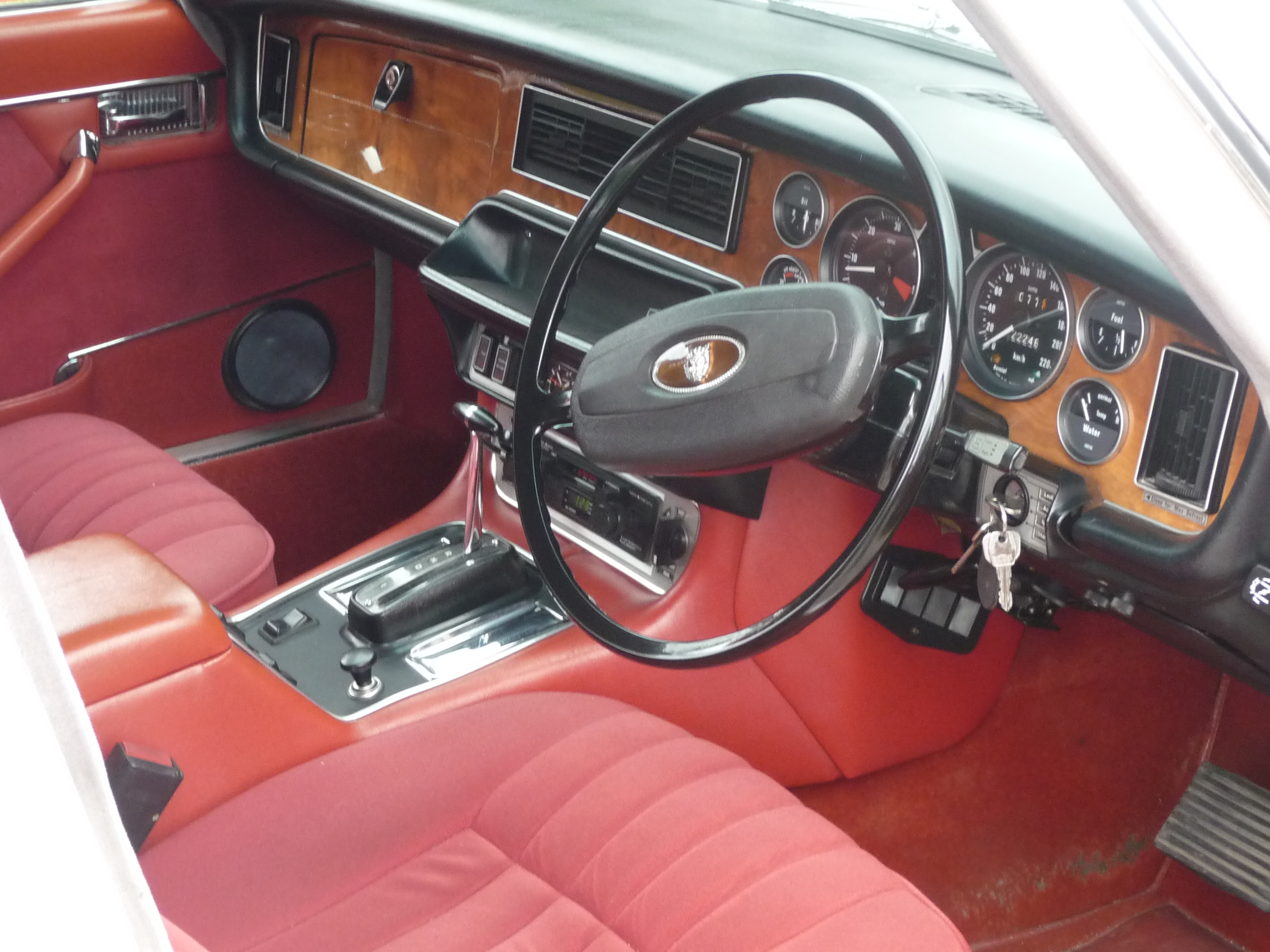 1976 JAGUAR XJ6 SERIES II L 4.2 3 SP AUTOMATIC 4D SEDAN