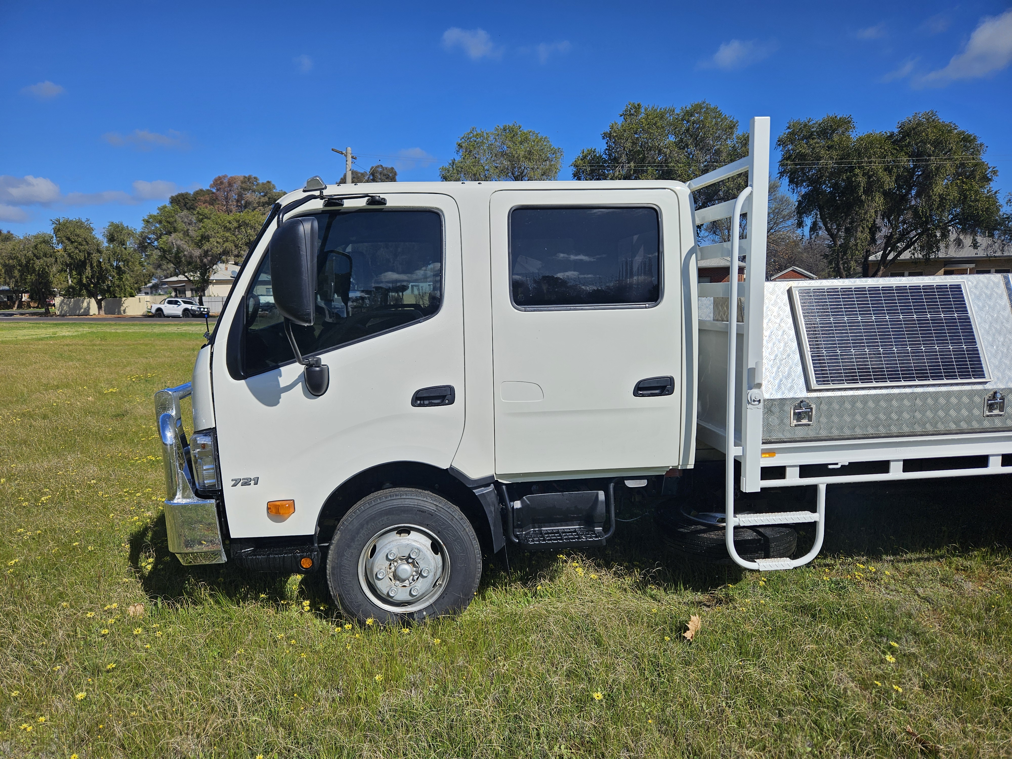 2021 HINO 300 TWIN CAB TRAY