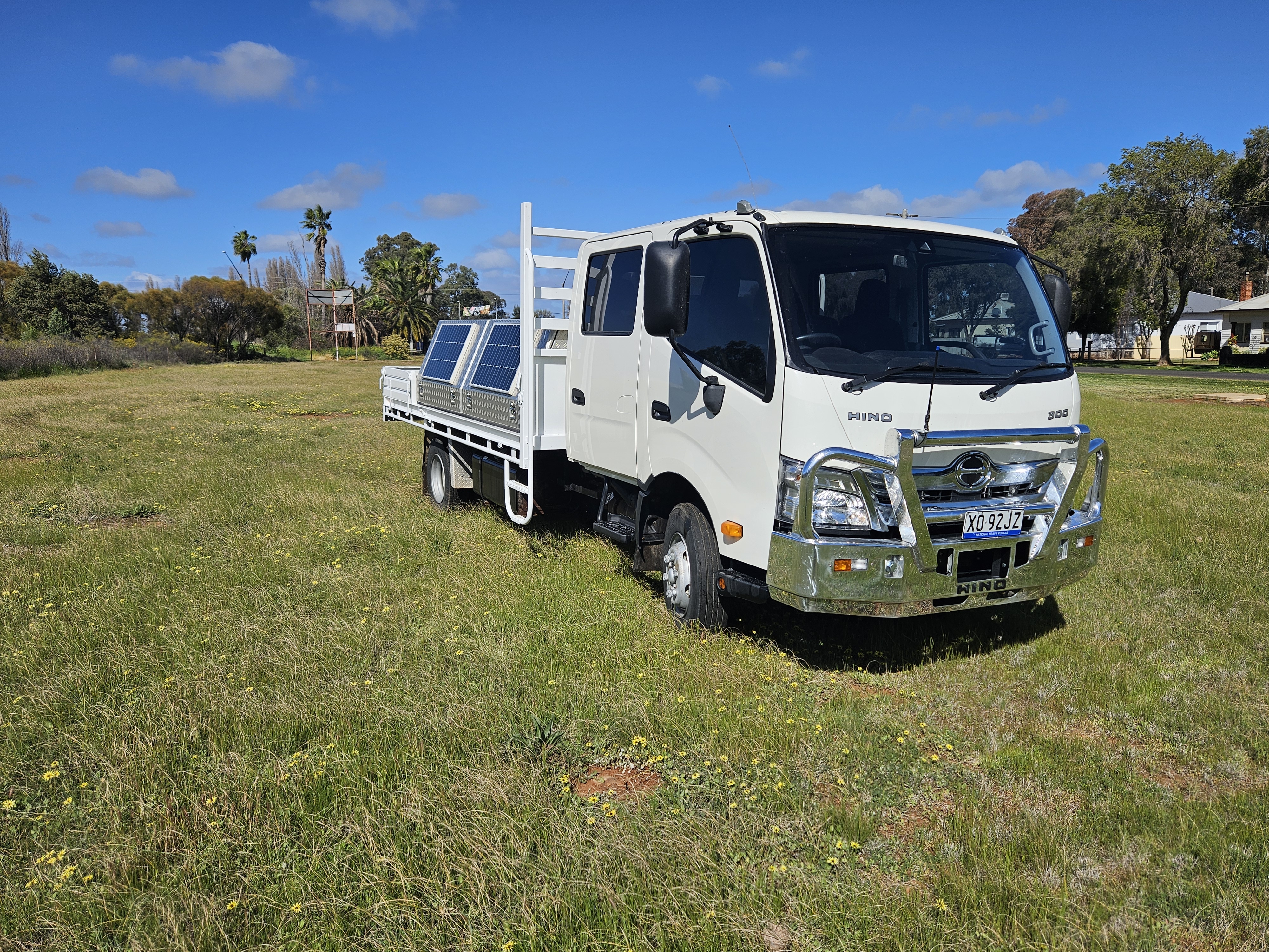 2021 HINO 300 TWIN CAB TRAY