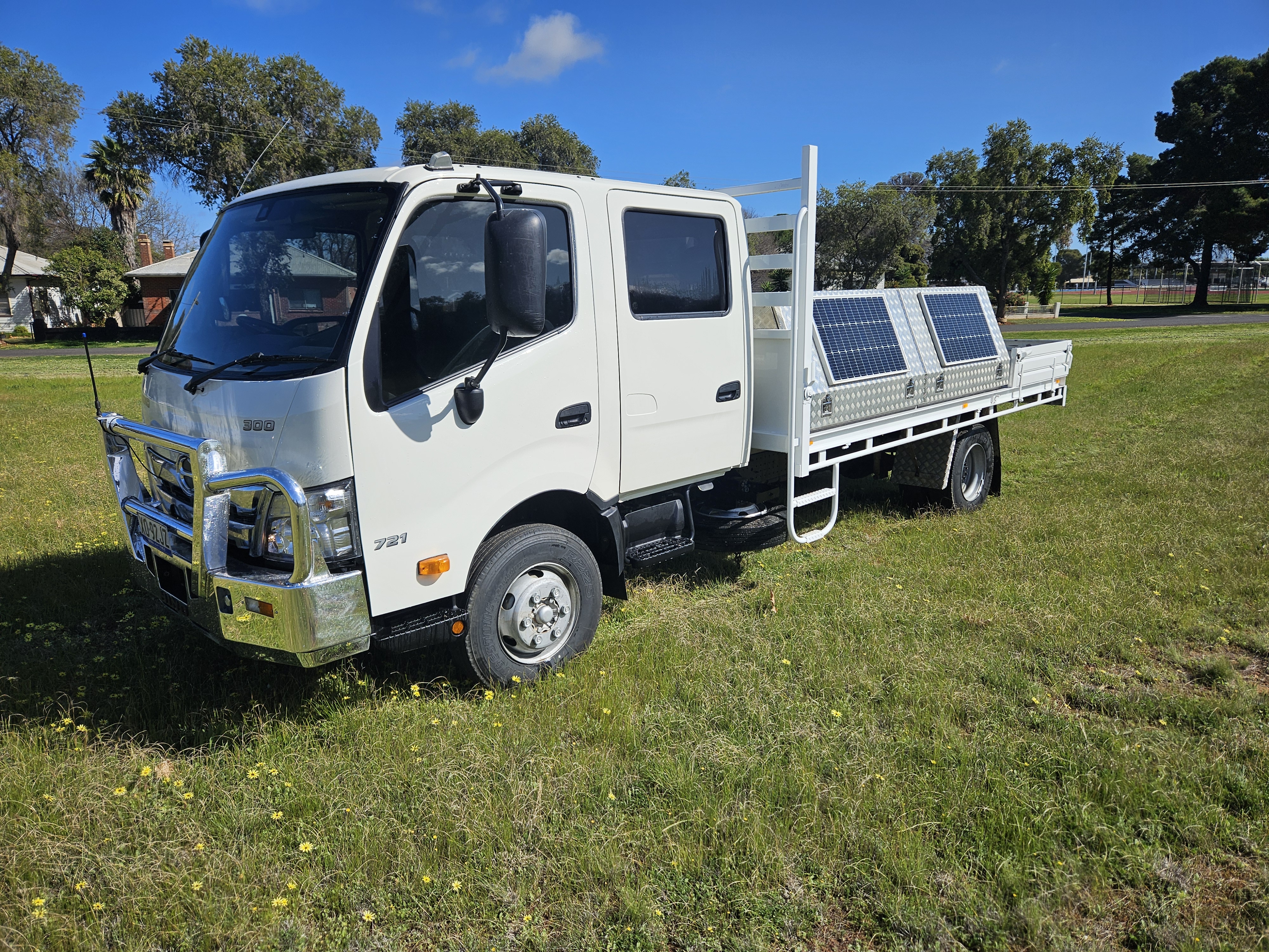 2021 HINO 300 TWIN CAB TRAY