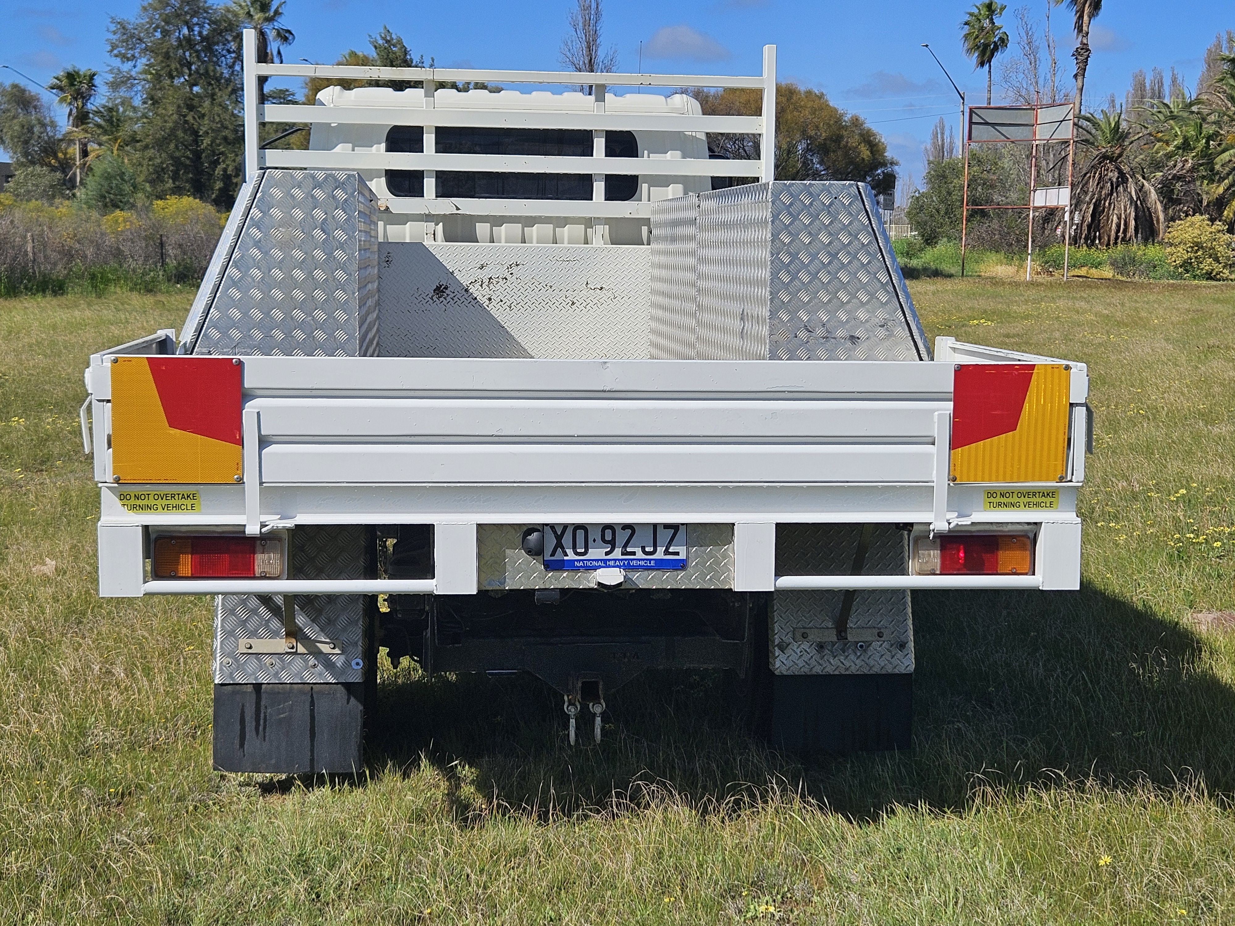2021 HINO 300 TWIN CAB TRAY