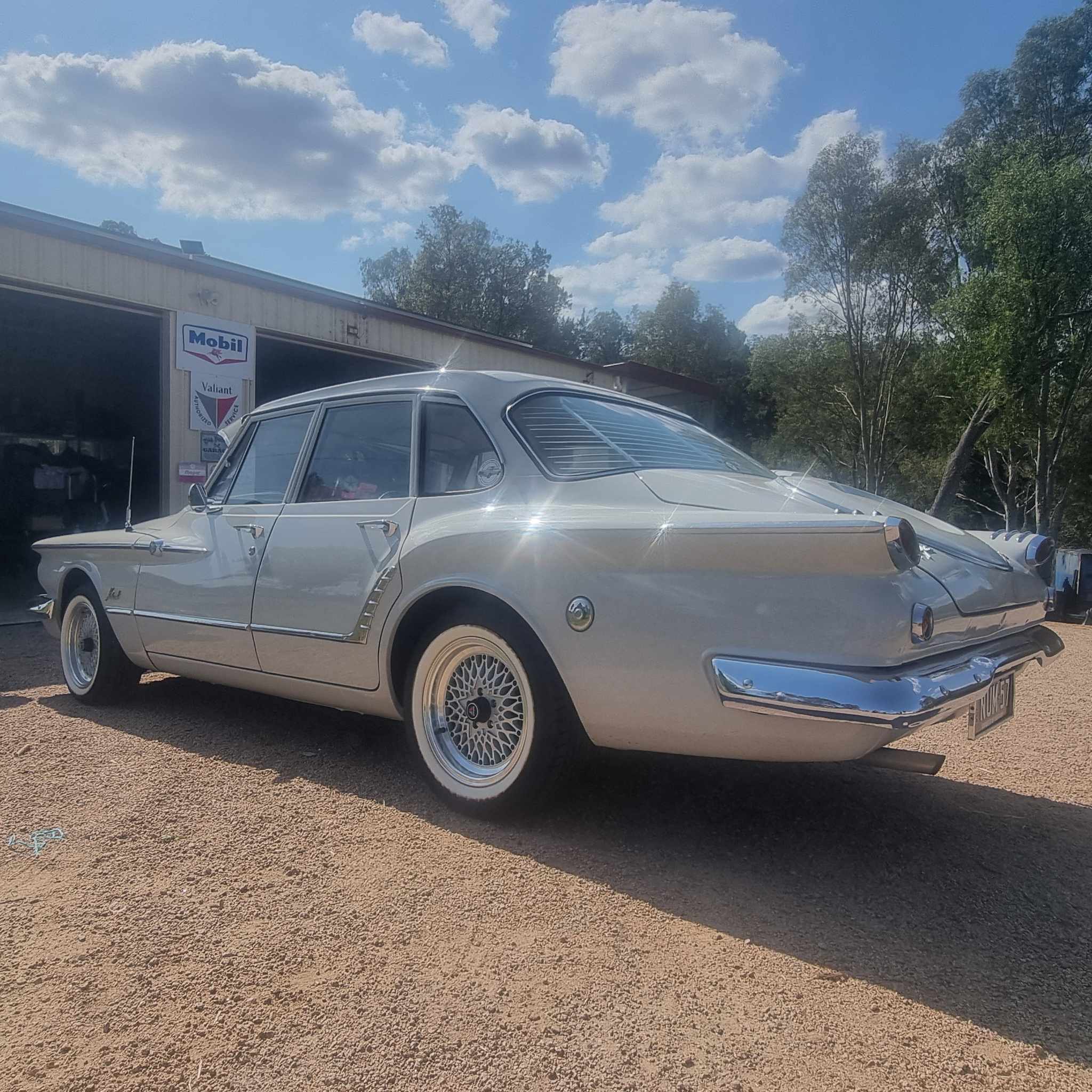 1962 CHRYSLER VALIANT R SERIES V200 SEDAN