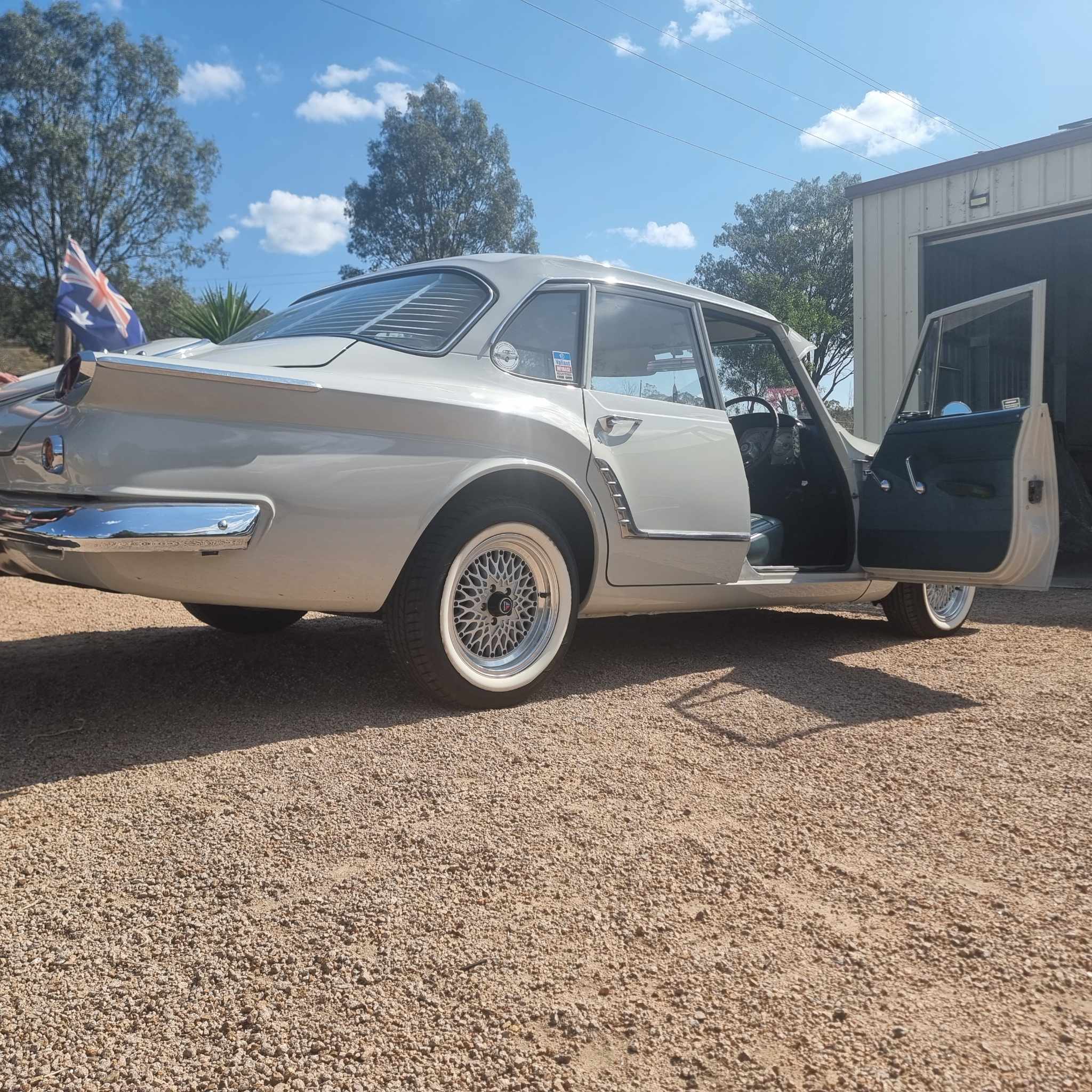 1962 CHRYSLER VALIANT R SERIES V200 SEDAN