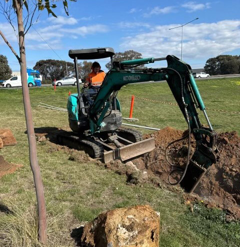 1989 Isuzu FSR 500 Tipper and Kobelco SK27SR-5 Excavator