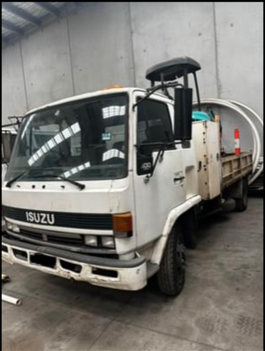 1989 Isuzu FSR 500 Tipper and Kobelco SK27SR-5 Excavator