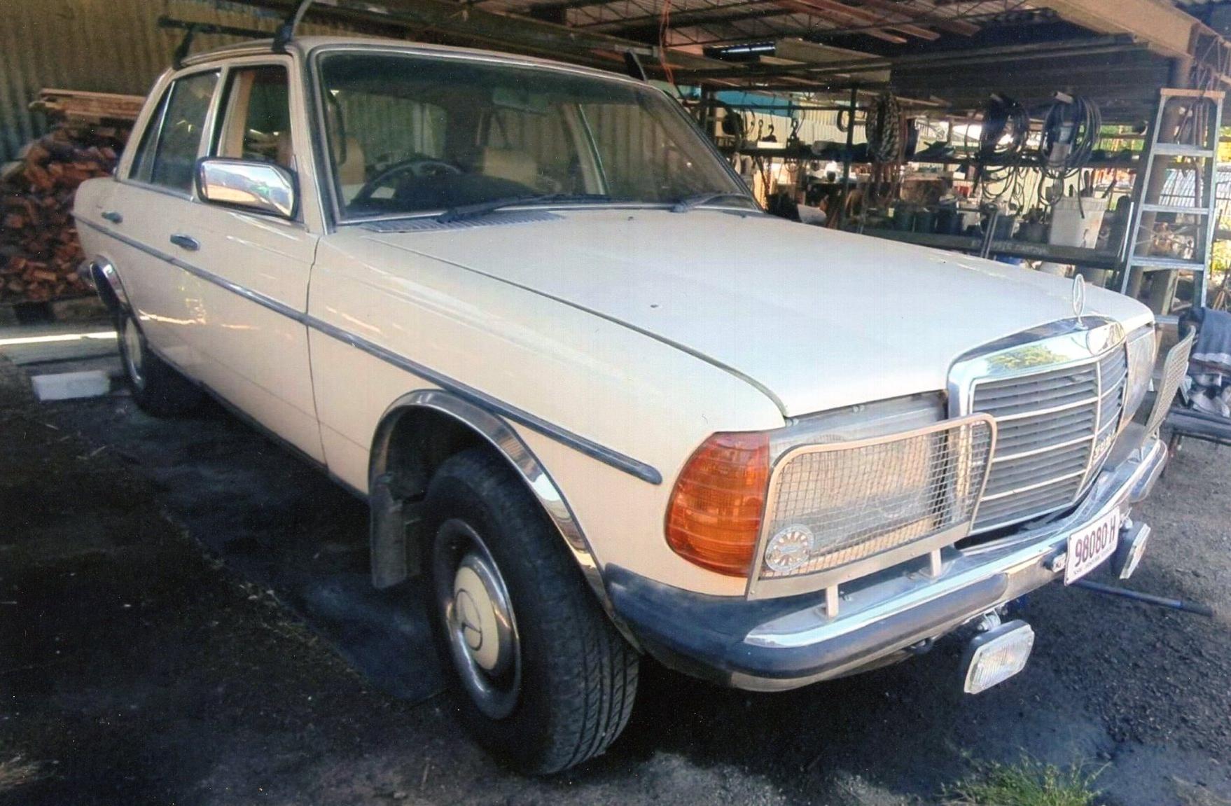 1986 MERCEDES-BENZ 300D 123 SEDAN