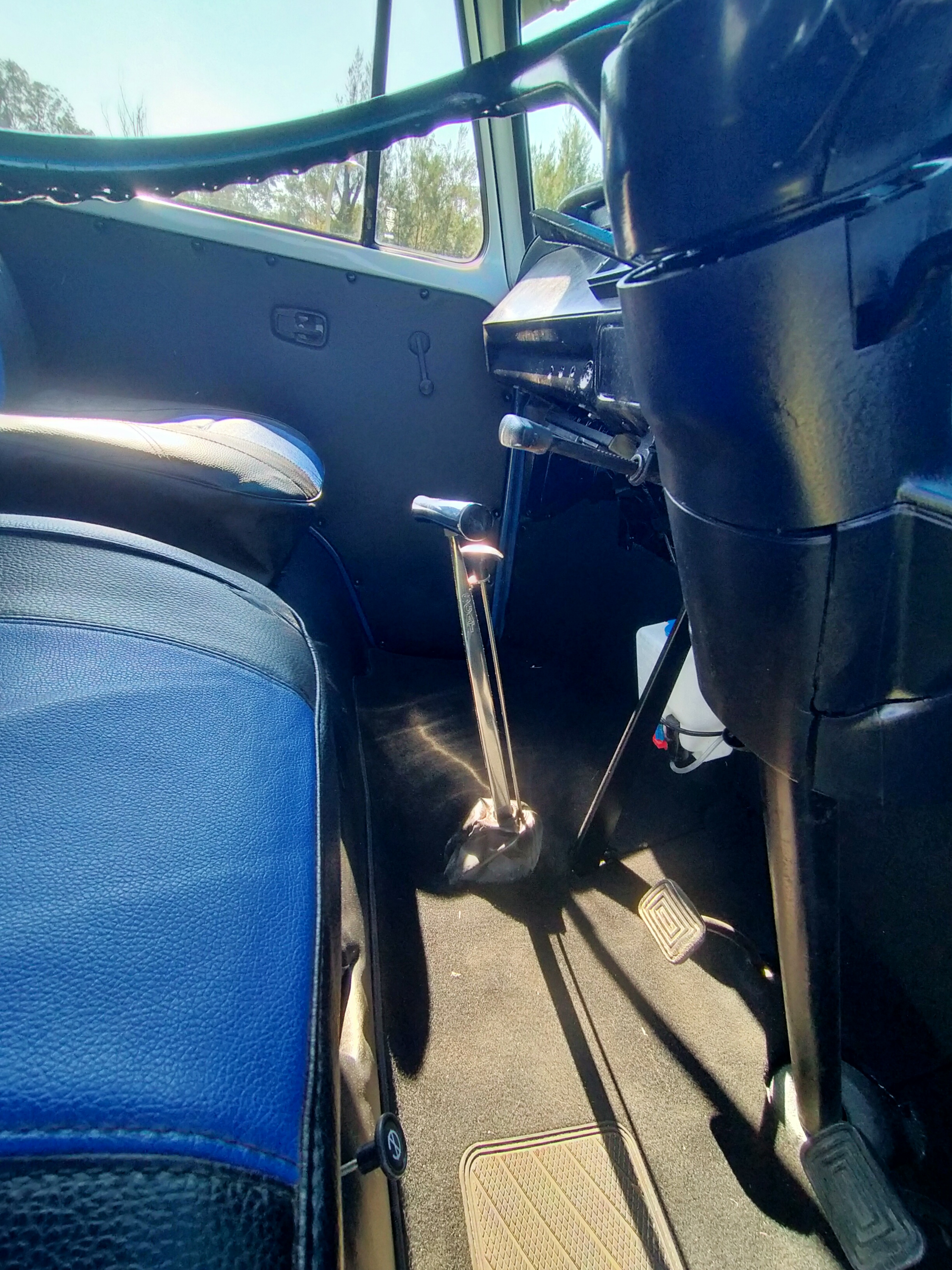 1975 VOLKSWAGEN KOMBI VAN