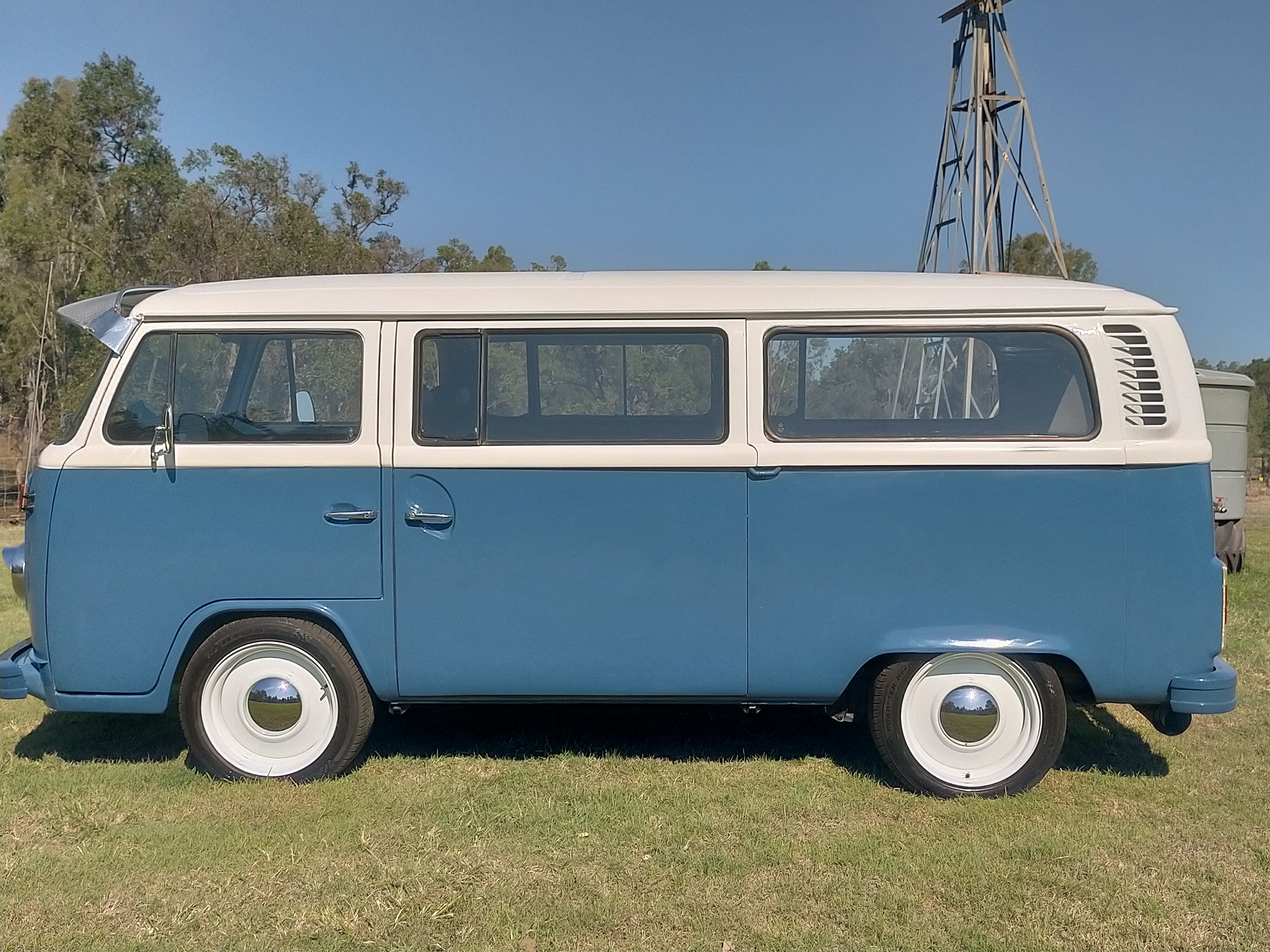 1975 VOLKSWAGEN KOMBI VAN