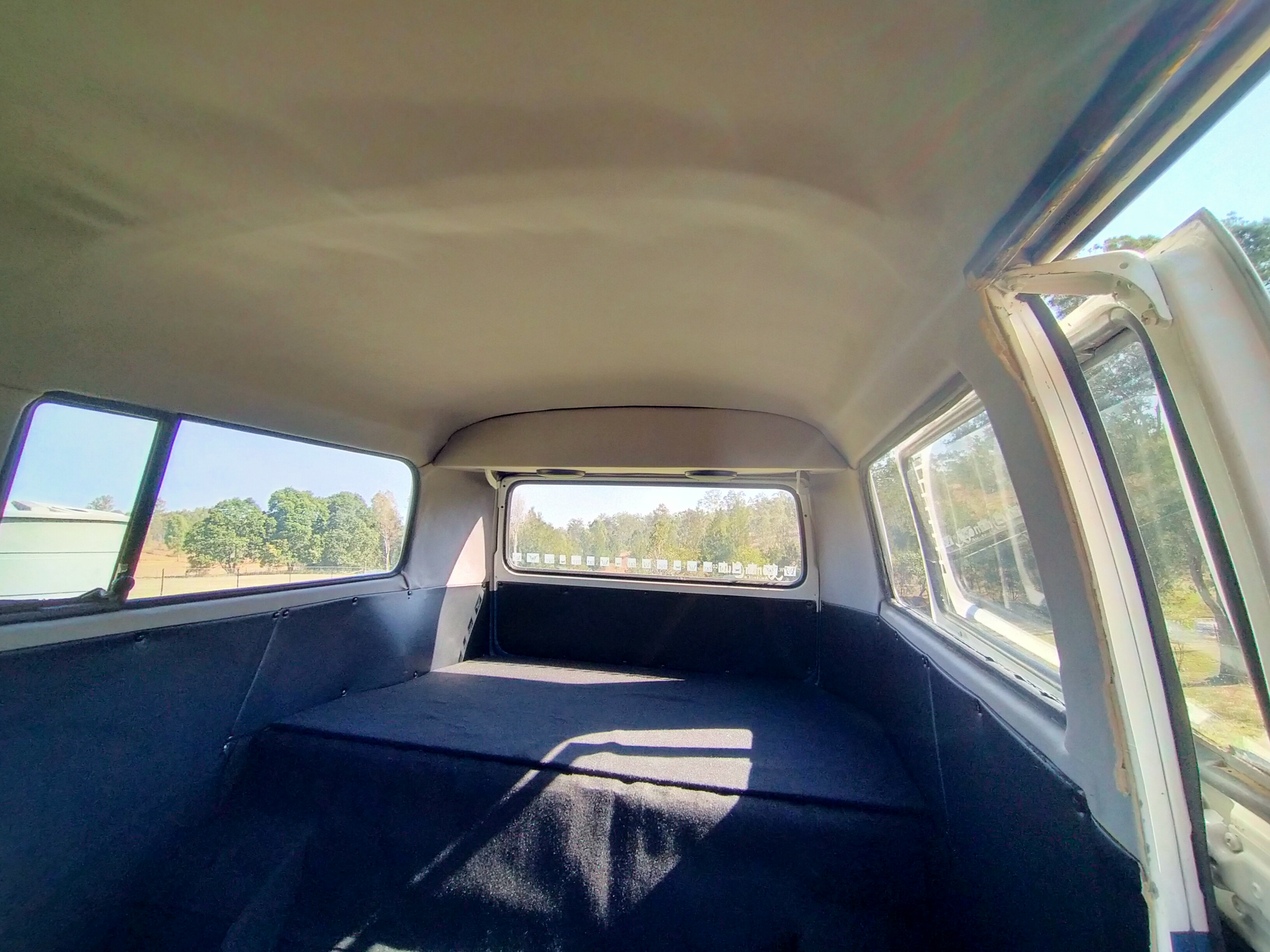 1975 VOLKSWAGEN KOMBI VAN