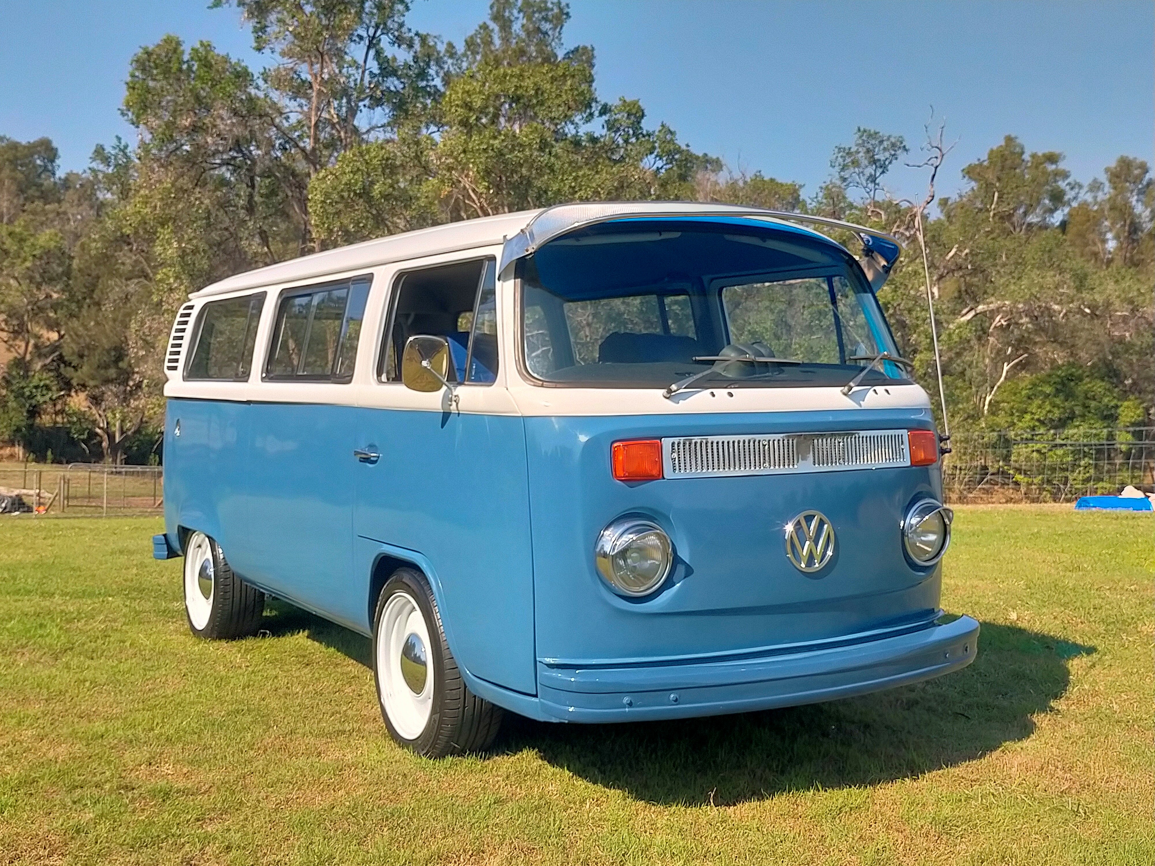 1975 VOLKSWAGEN KOMBI VAN