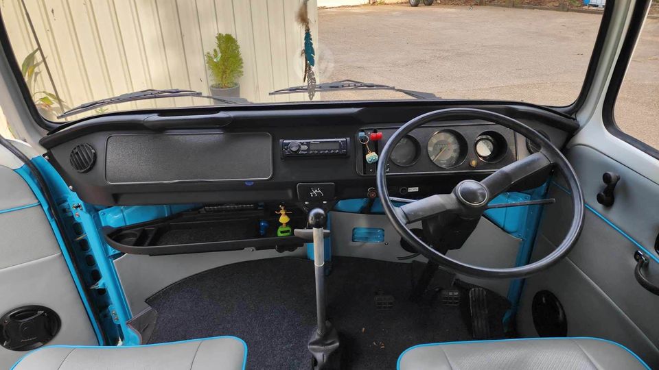 1978 VOLKSWAGEN KOMBI 8 SEATER VAN