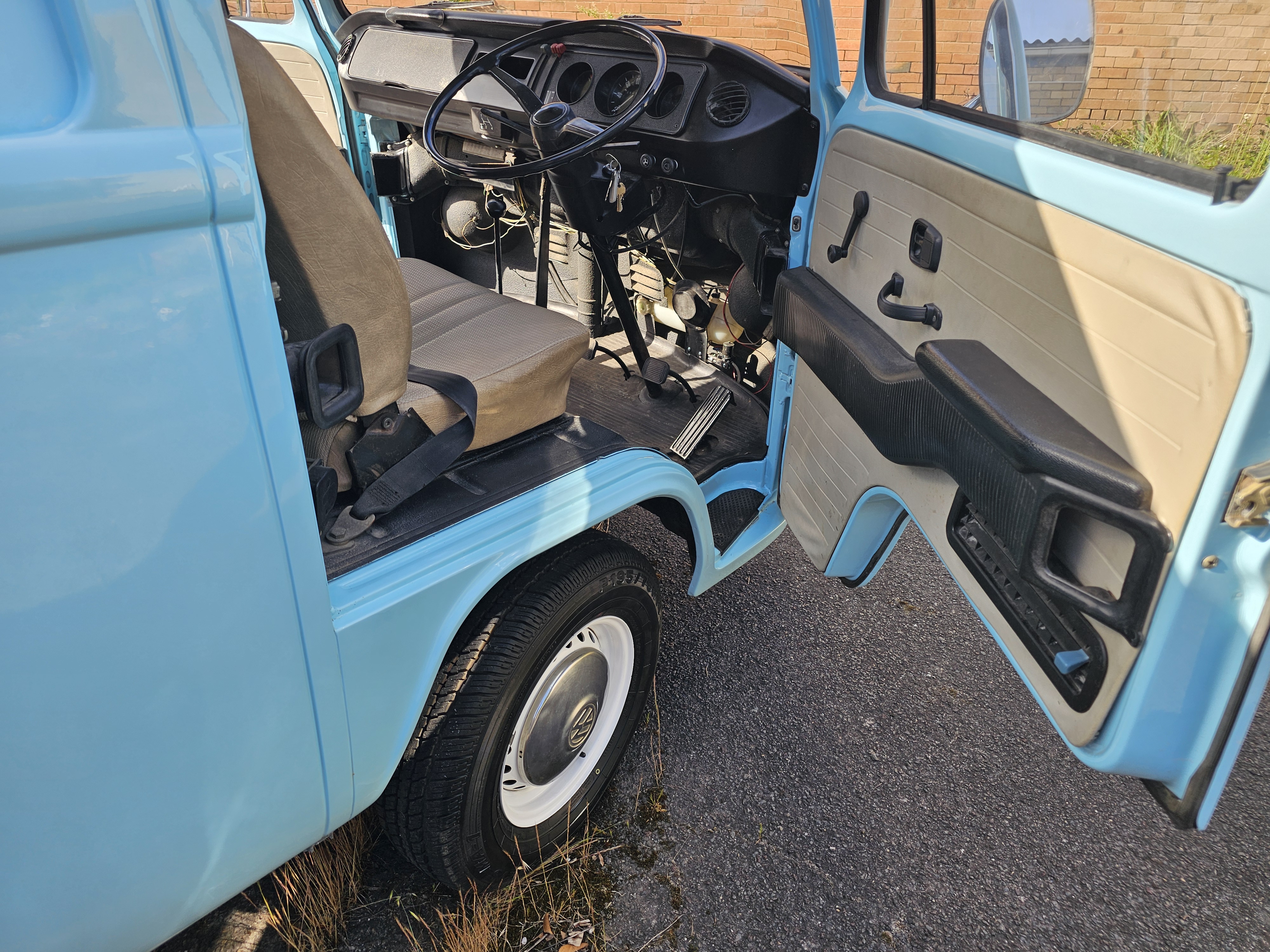 1976 VOLKSWAGEN KOMBI 4 SP MANUAL VAN