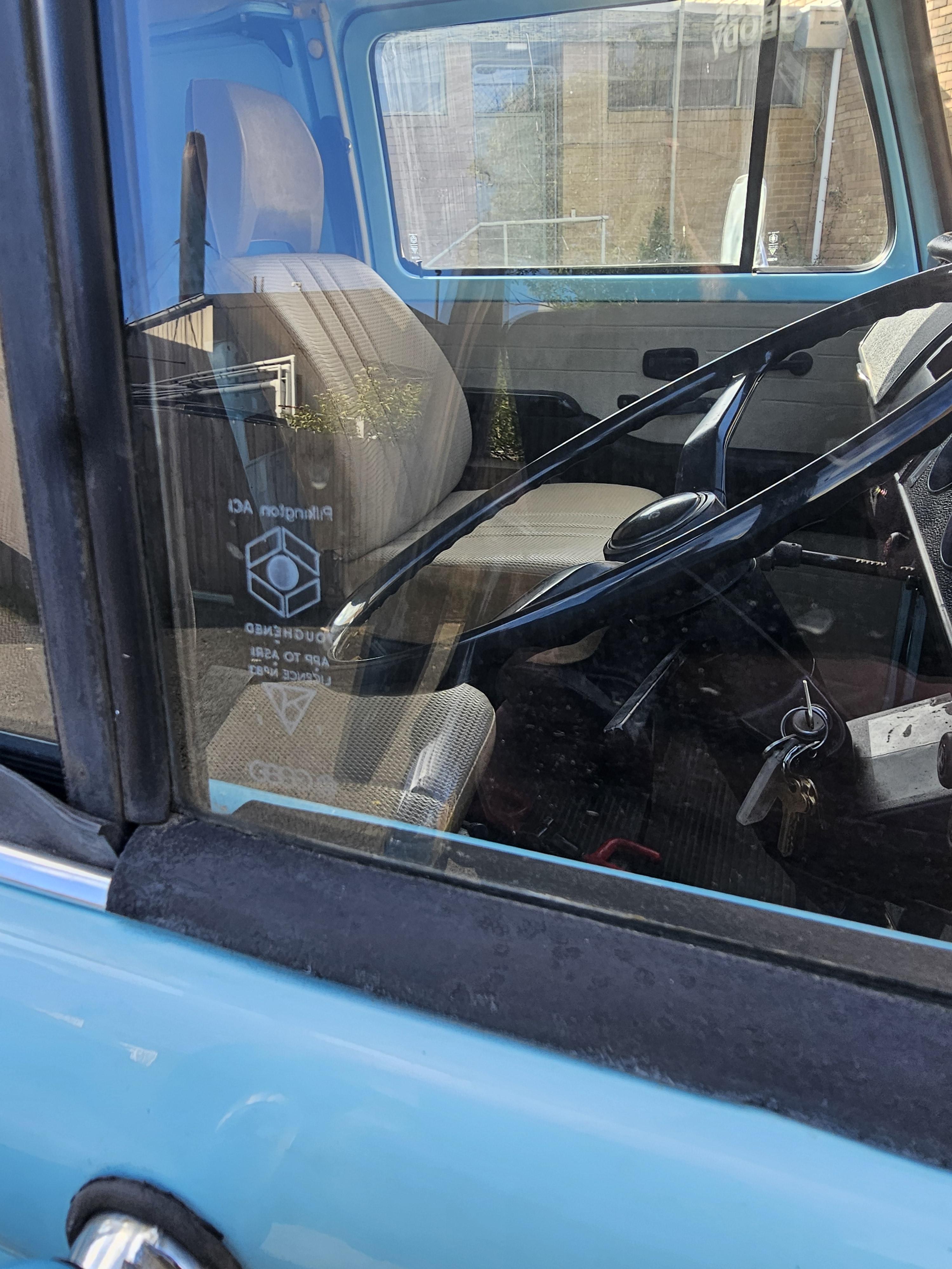 1976 VOLKSWAGEN KOMBI 4 SP MANUAL VAN