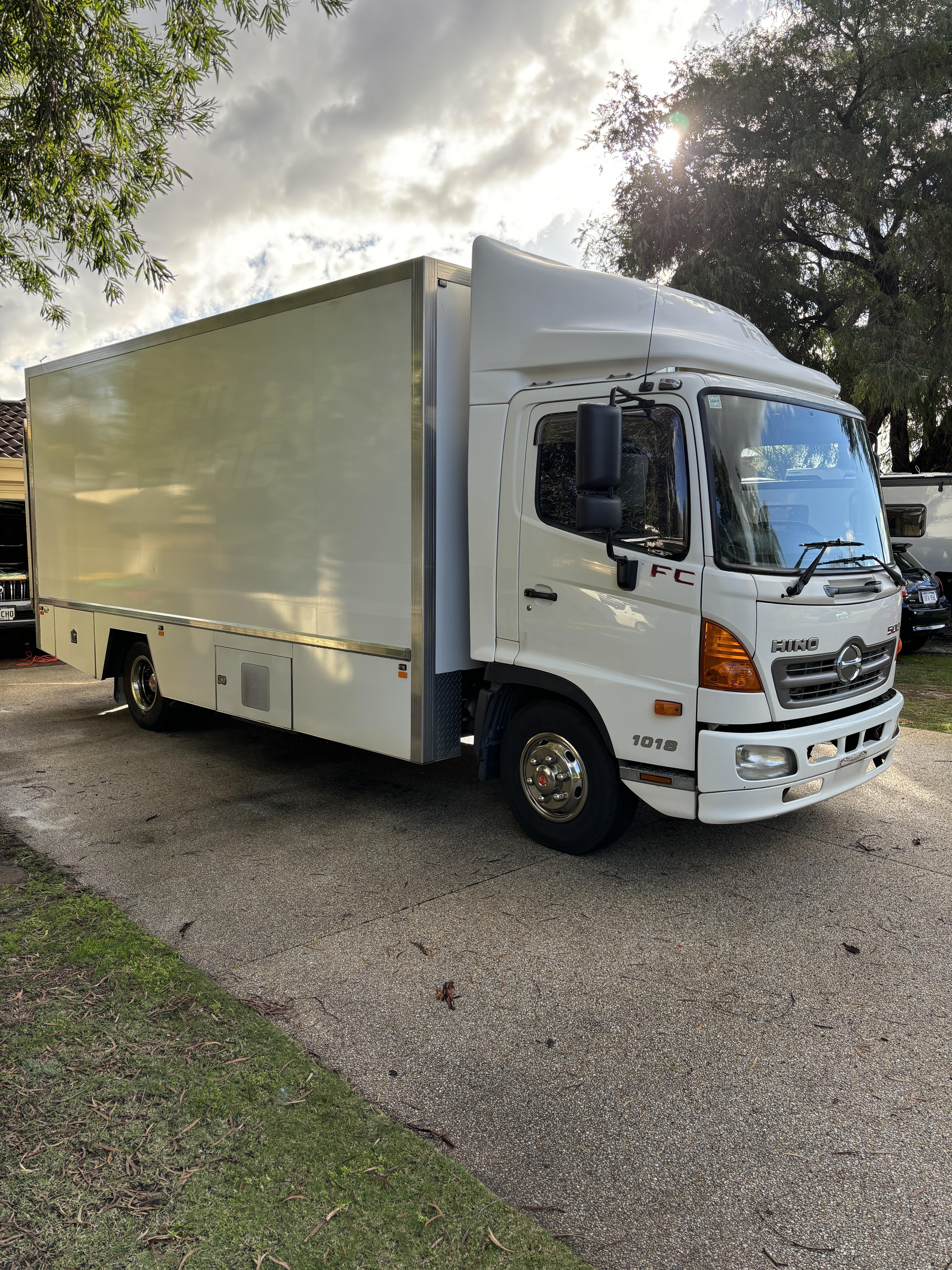 2010 HINO 500 FC6J 1018 MEDIUM 6 SP MANUAL C/CHAS
