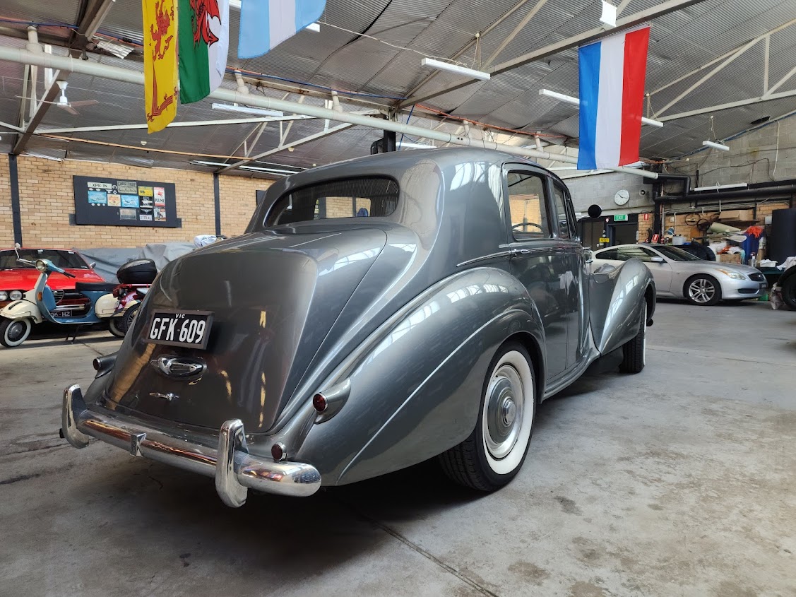 1954 ROLLS-ROYCE SILVER DAWN SEDAN