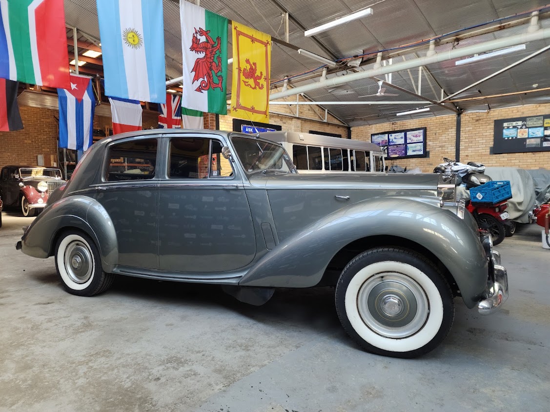 1954 ROLLS-ROYCE SILVER DAWN SEDAN