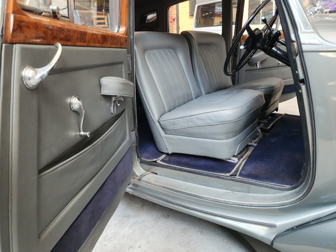 1954 ROLLS-ROYCE SILVER DAWN SEDAN