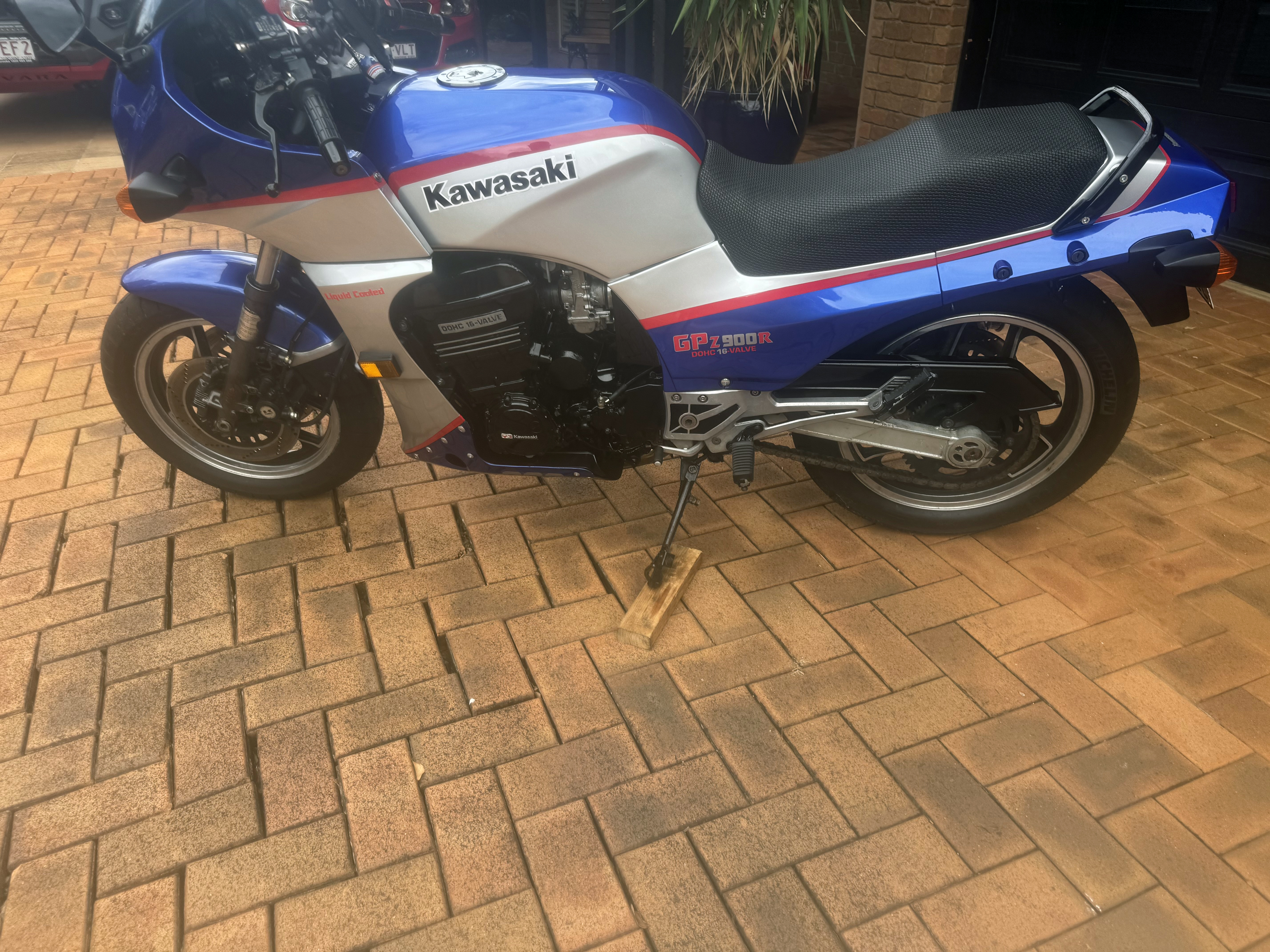 1984 KAWASAKI GPZ900R ROAD