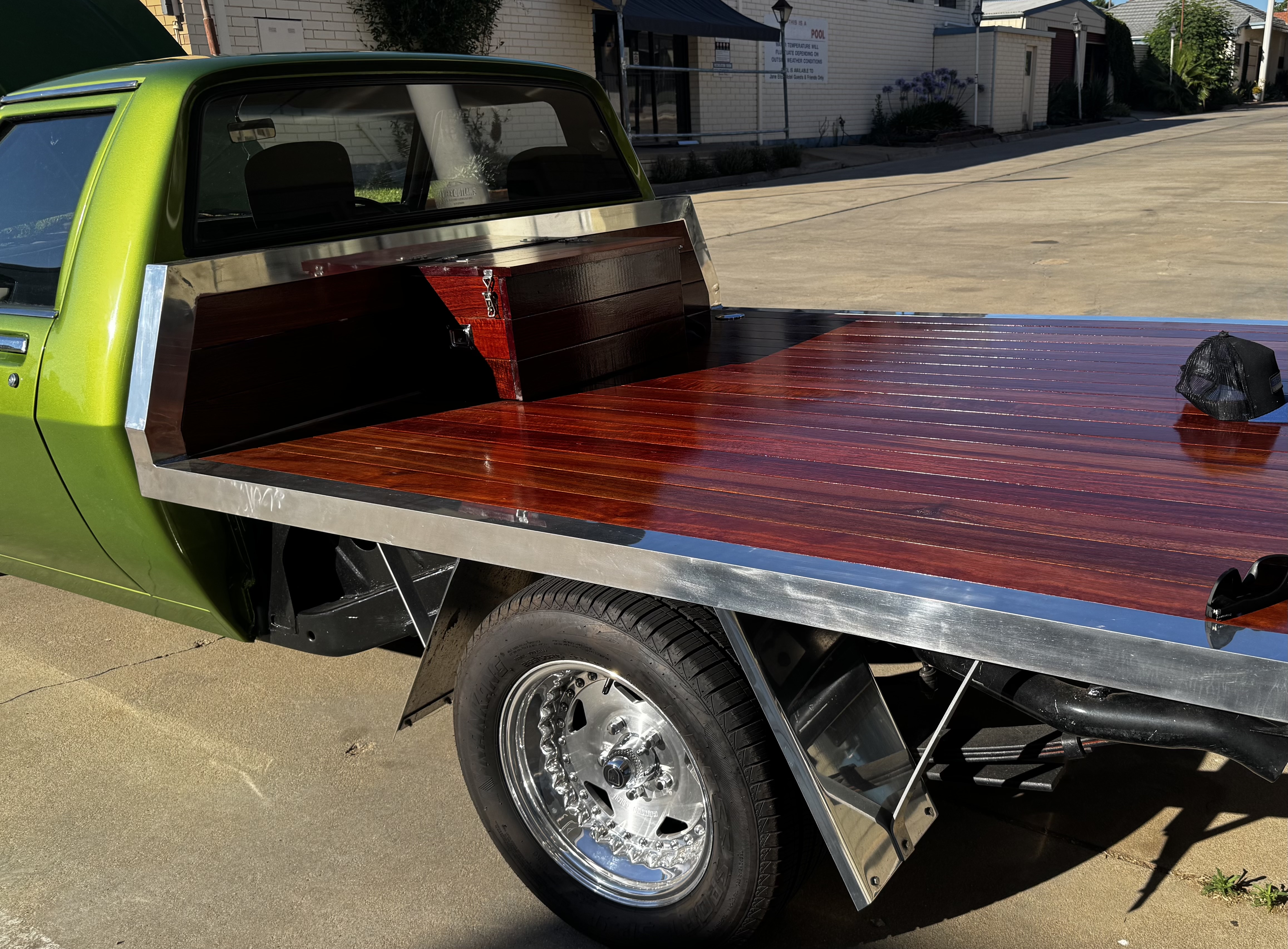 1977 HOLDEN HOLDEN HZ 1000KG 2M 3 SP MANUAL TRAY