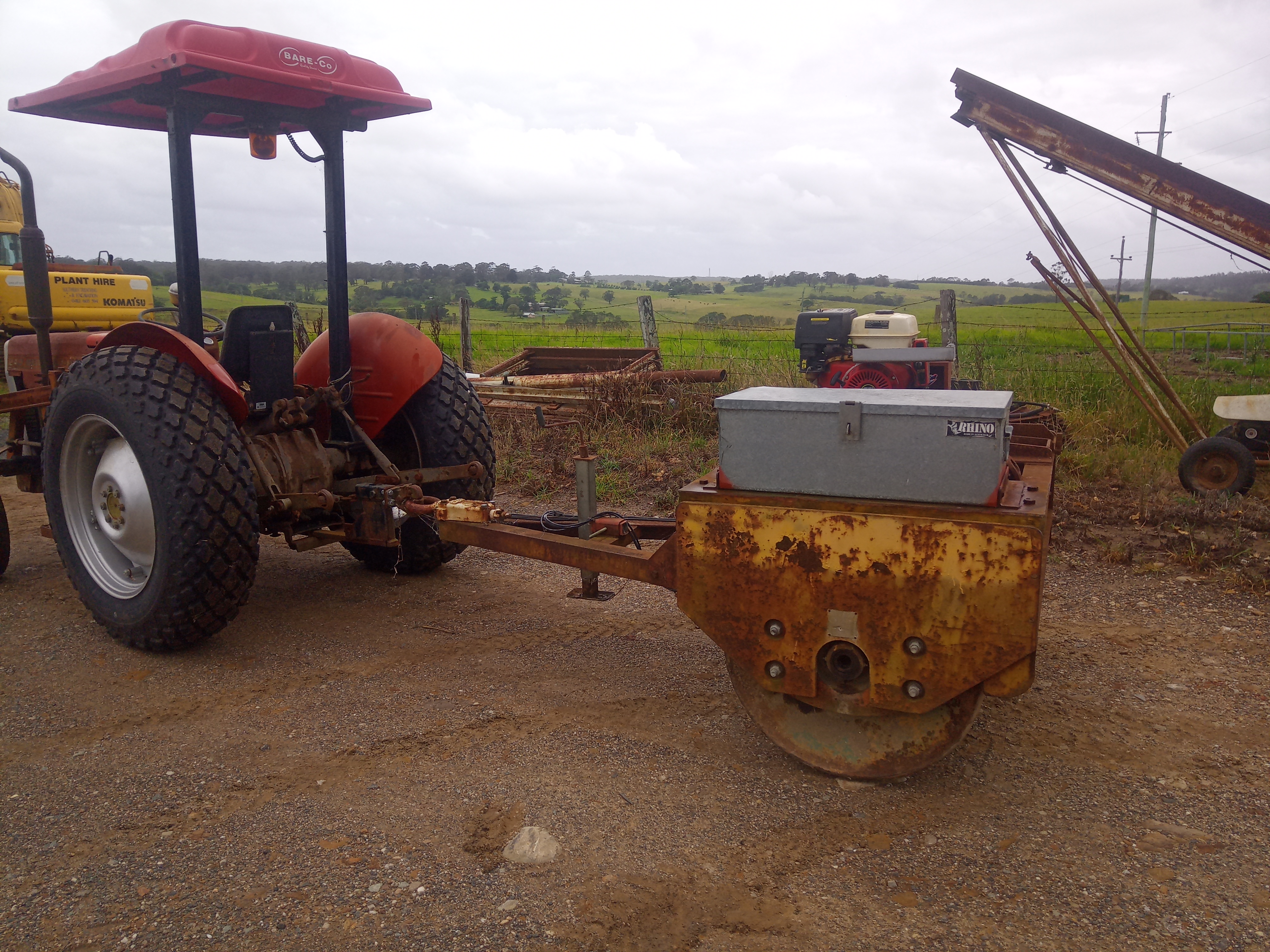 MASSEY FERGUSON TRACTOR & SMOOTH DRUM COMPACTING ROLLER