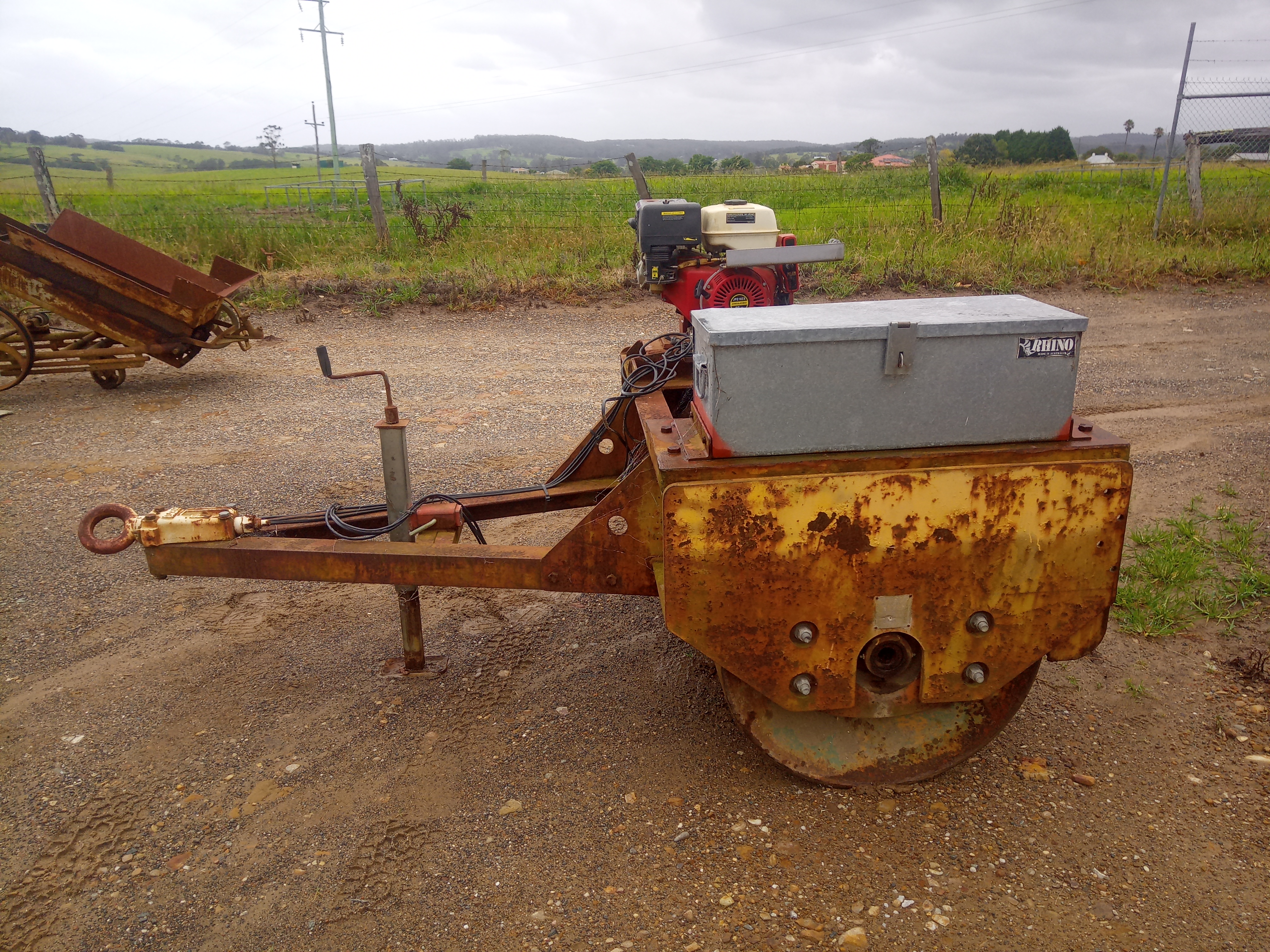 MASSEY FERGUSON TRACTOR & SMOOTH DRUM COMPACTING ROLLER