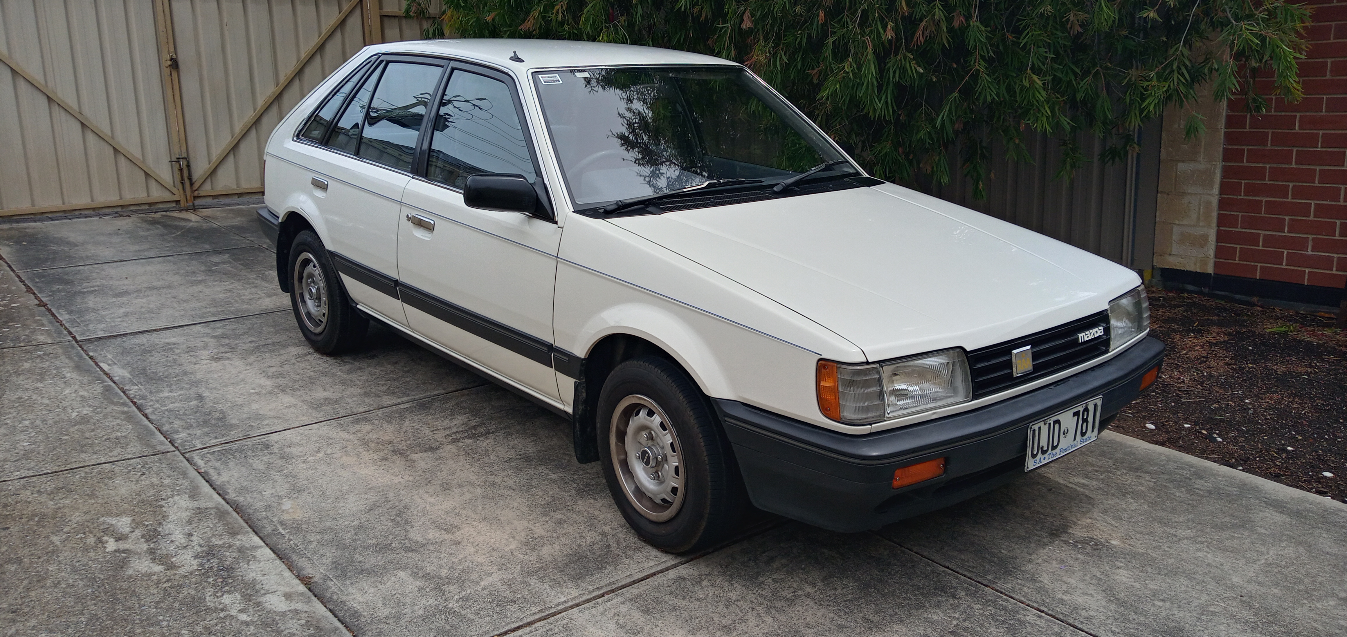 1986 MAZDA 323 SUPER DELUXE 5 SP MANUAL 5D HATCHBACK