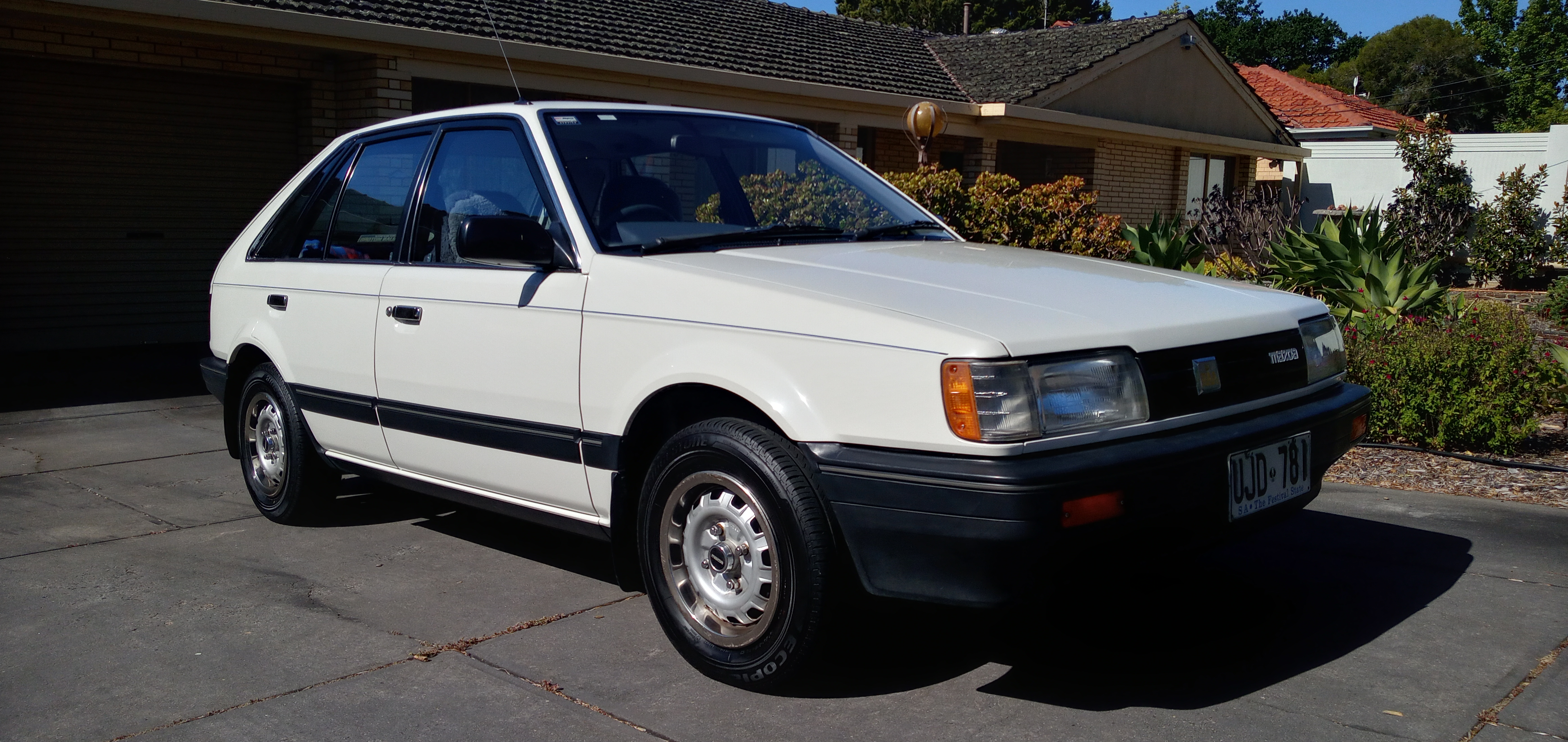 1986 MAZDA 323 SUPER DELUXE 5 SP MANUAL 5D HATCHBACK