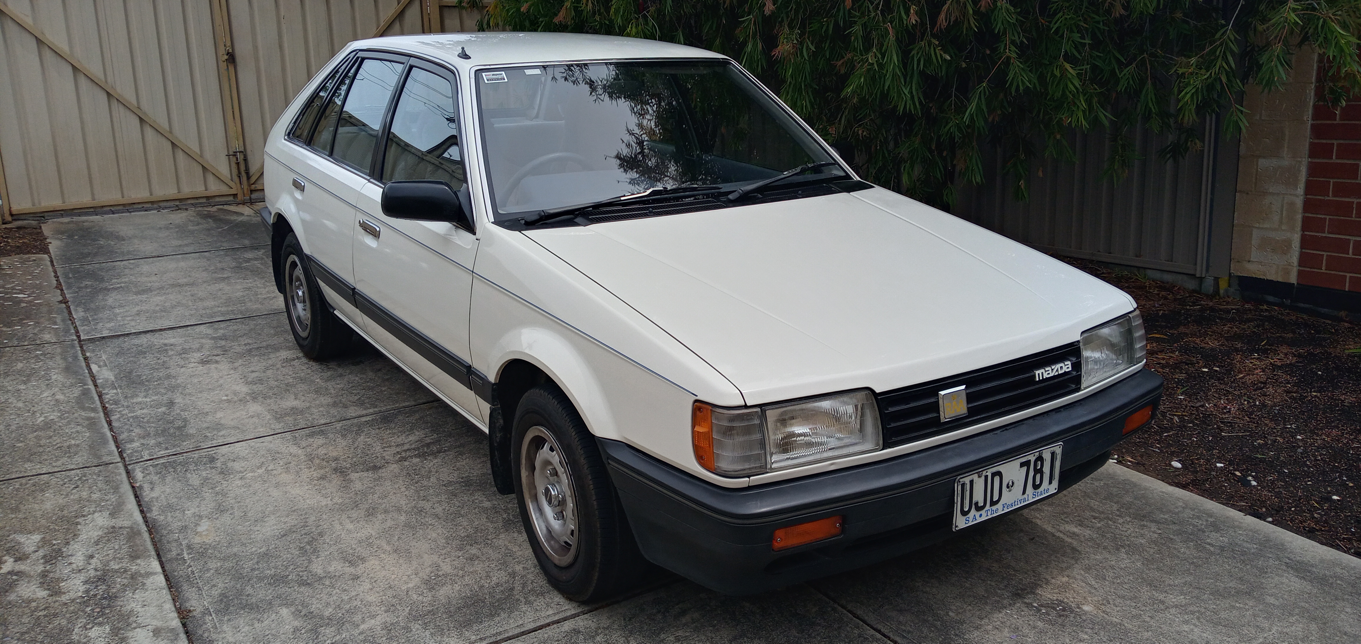 1986 MAZDA 323 SUPER DELUXE 5 SP MANUAL 5D HATCHBACK