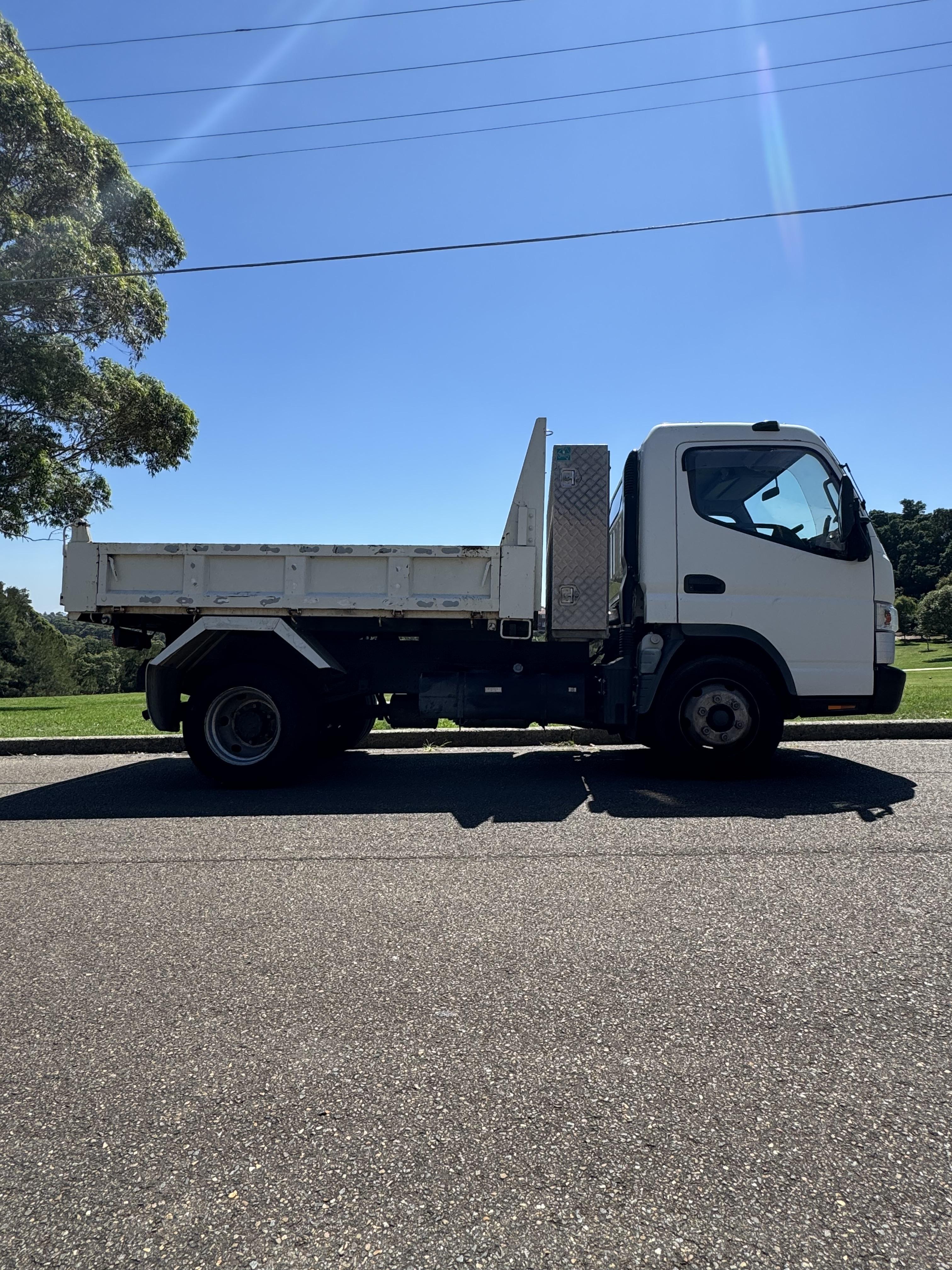 2013 MITSUBISHI FUSO CANTER FE 413 TIPPER