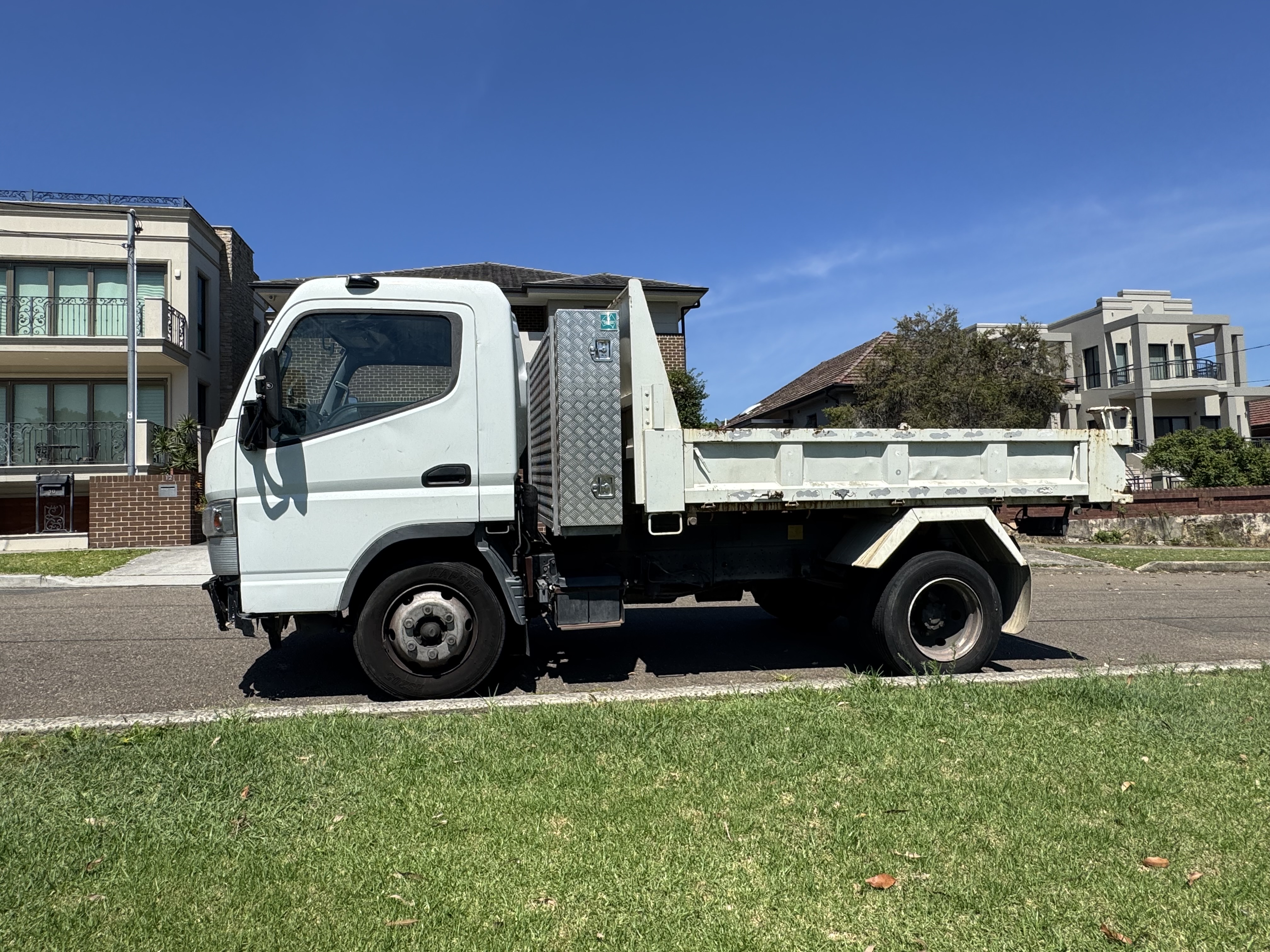 2013 MITSUBISHI FUSO CANTER FE 413 TIPPER