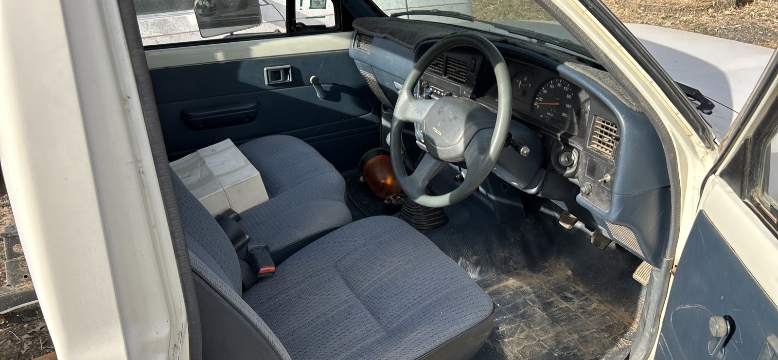 1990 TOYOTA HILUX LN85 5 SP MANUAL C/CHAS 
