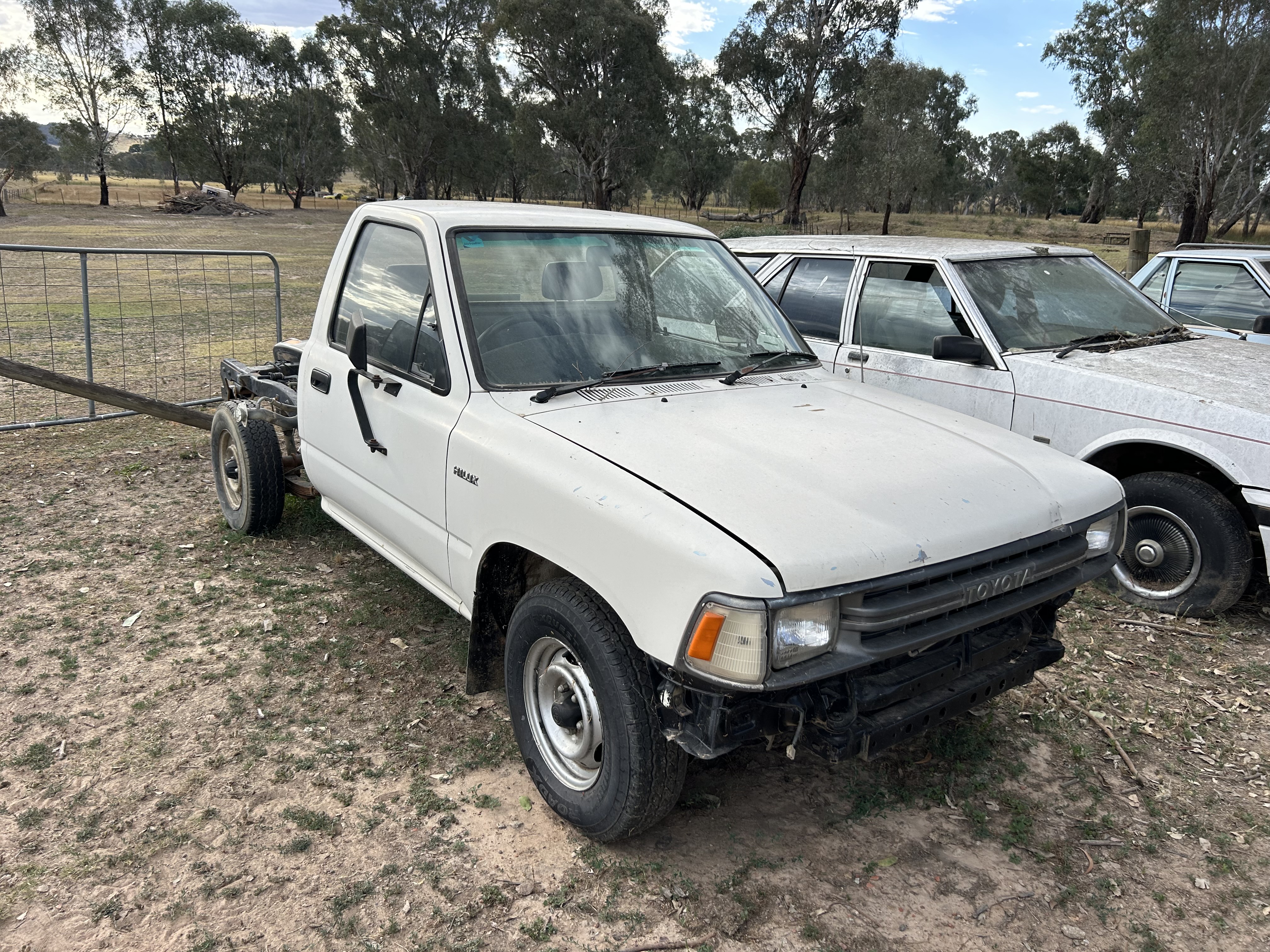 1990 TOYOTA HILUX LN85 5 SP MANUAL C/CHAS 
