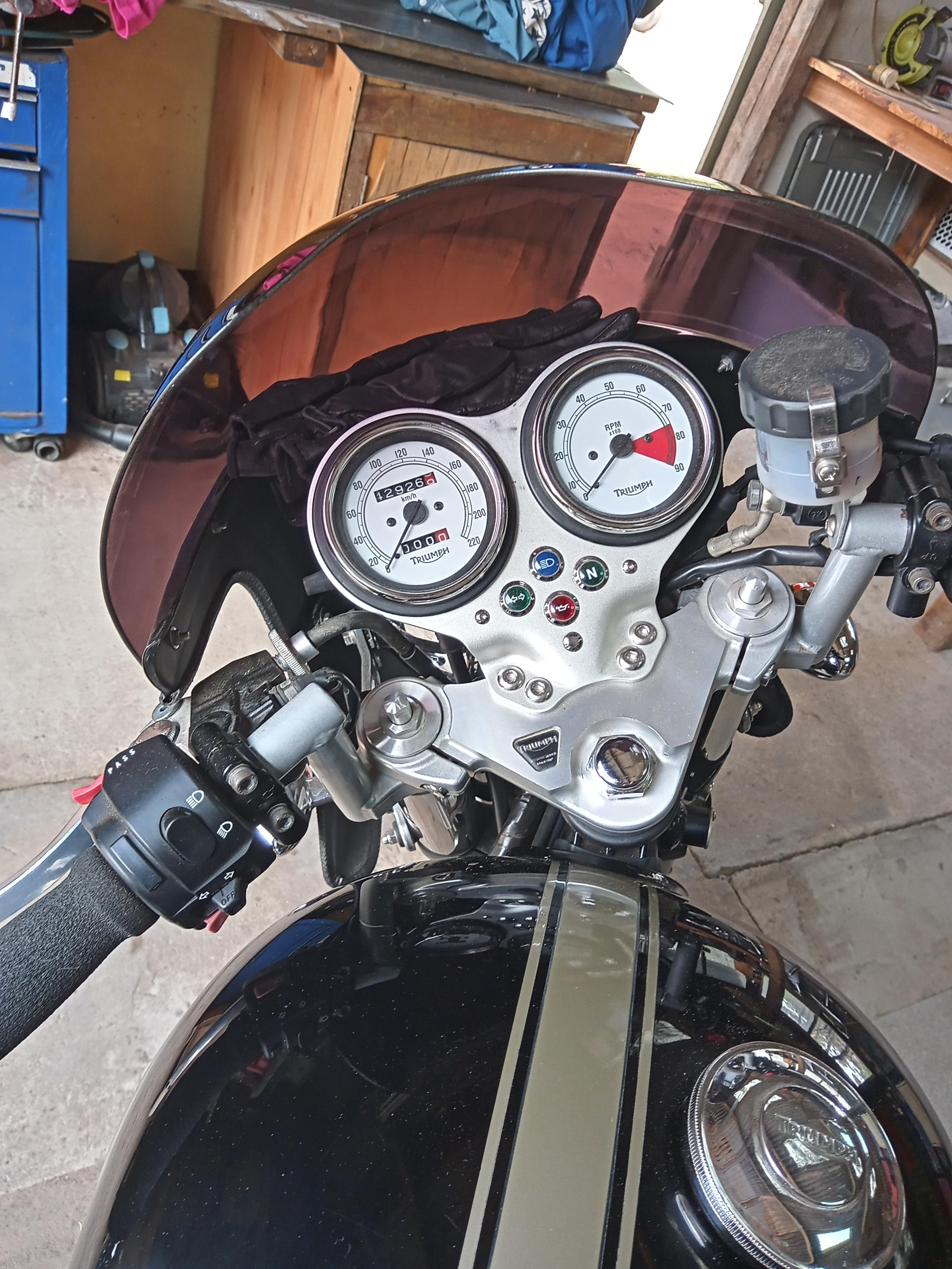 2008 TRIUMPH THRUXTON 900 CUSTOM CAFE RACER