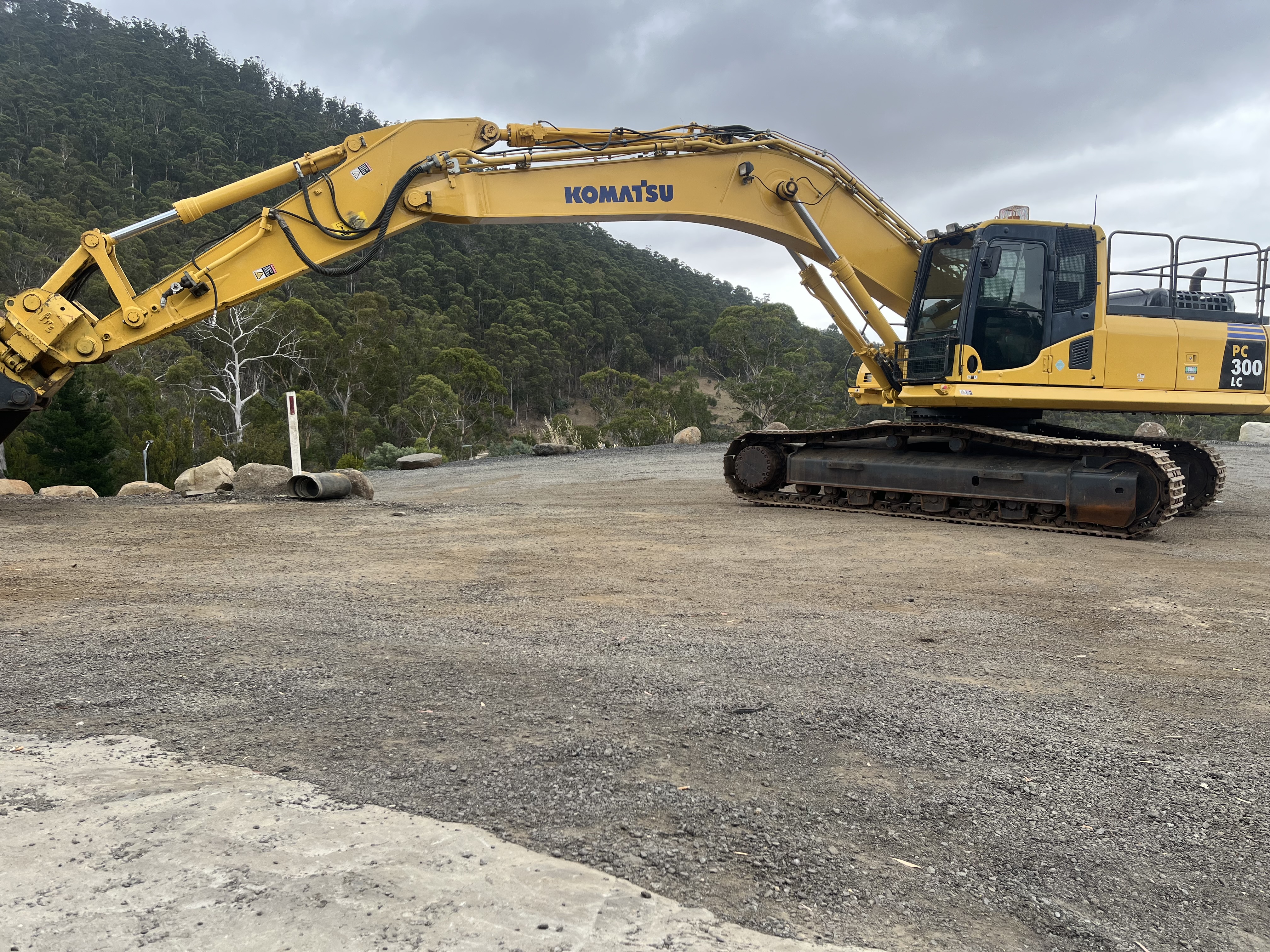 2011 KOMATSU 30T PC300LC-8 EXCAVATOR