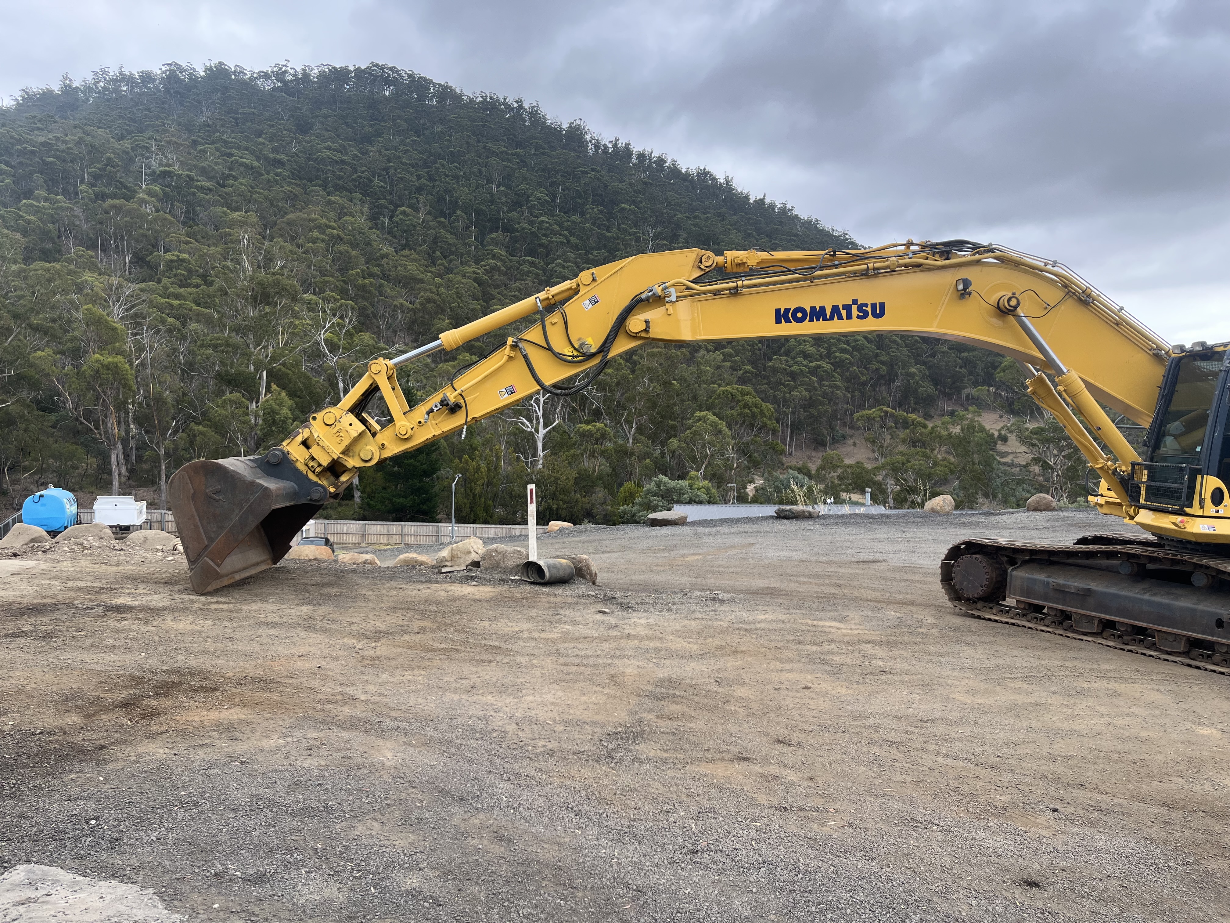 2011 KOMATSU 30T PC300LC-8 EXCAVATOR