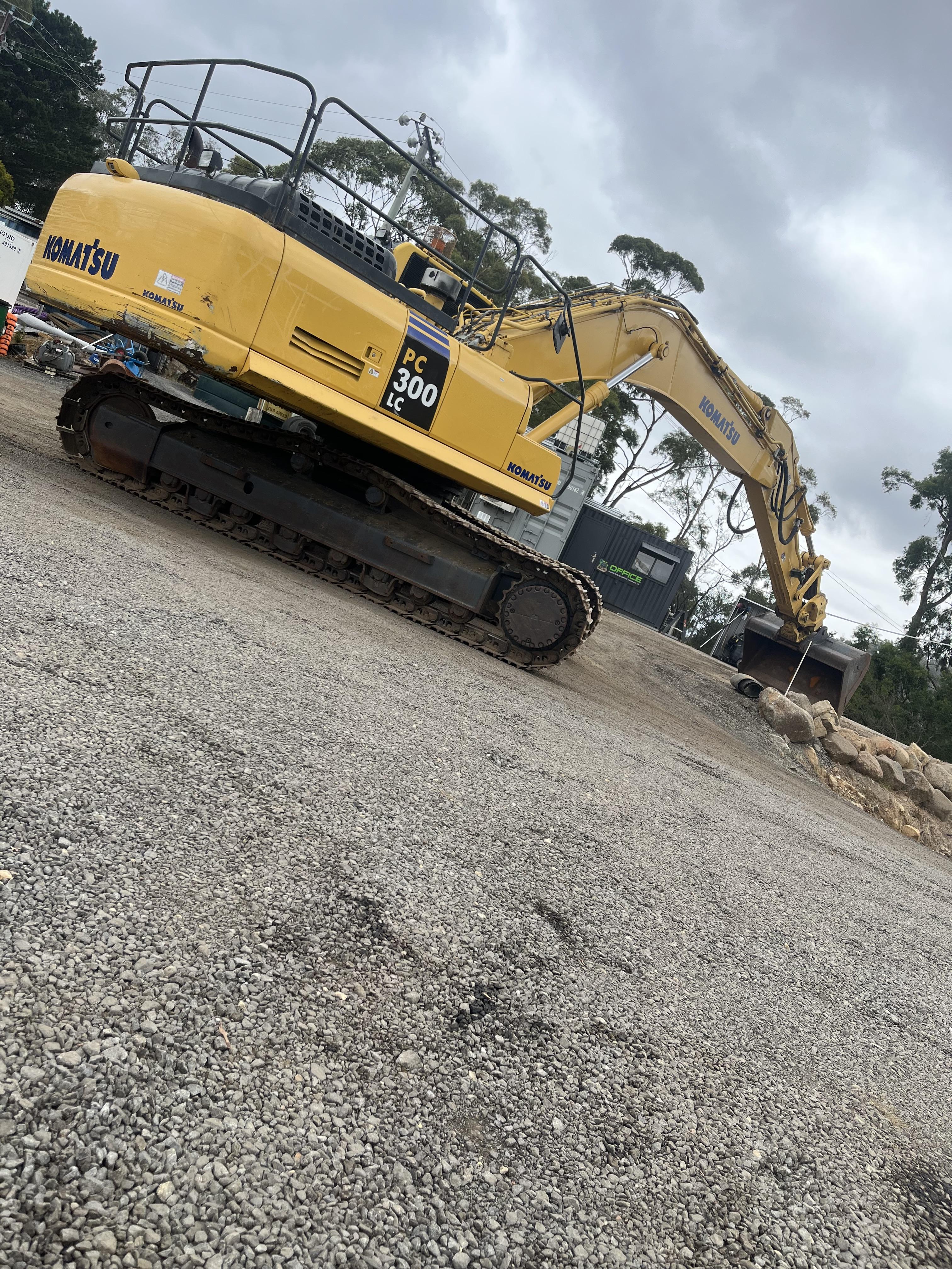 2011 KOMATSU 30T PC300LC-8 EXCAVATOR