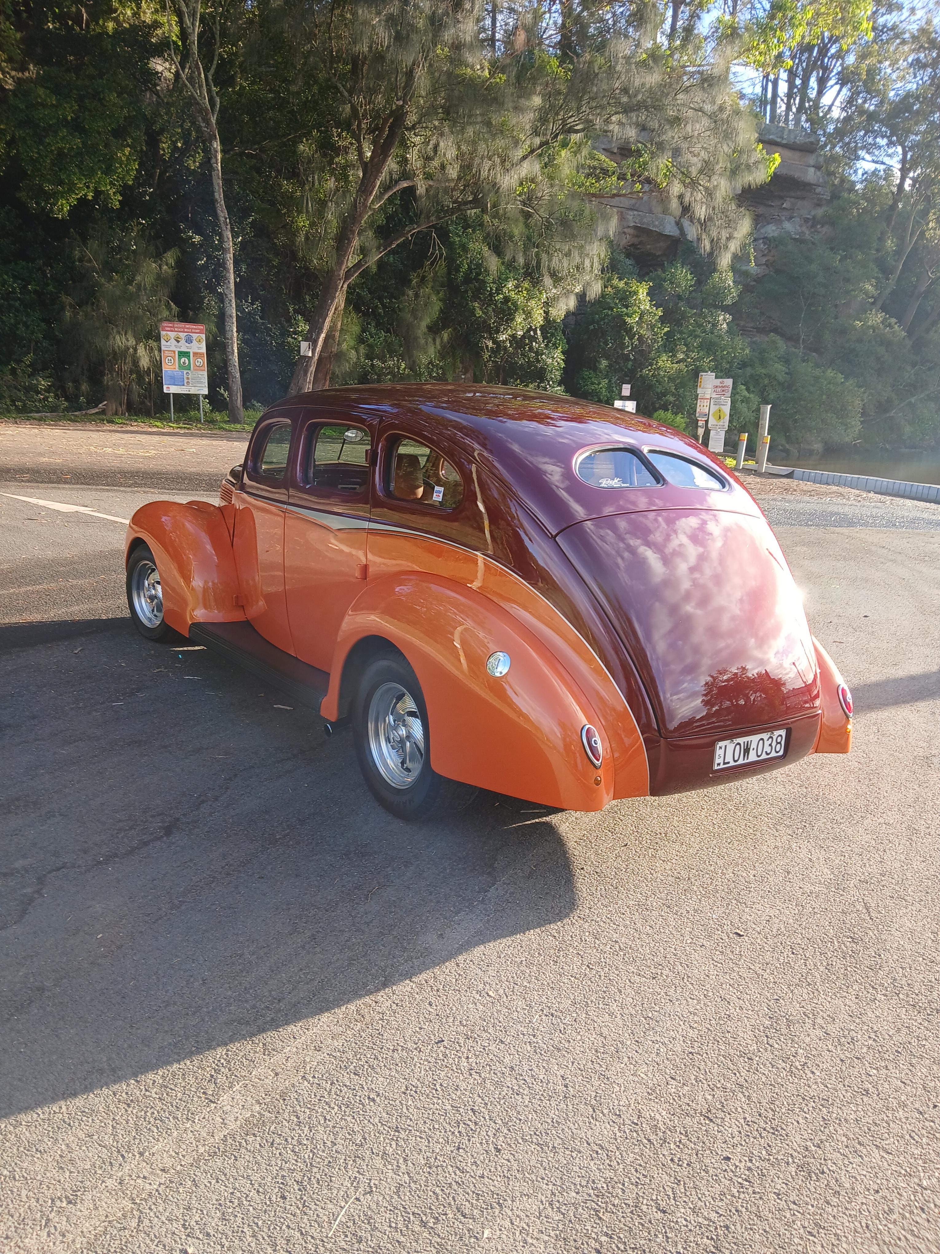 1938 FORD DELUXE SEDAN