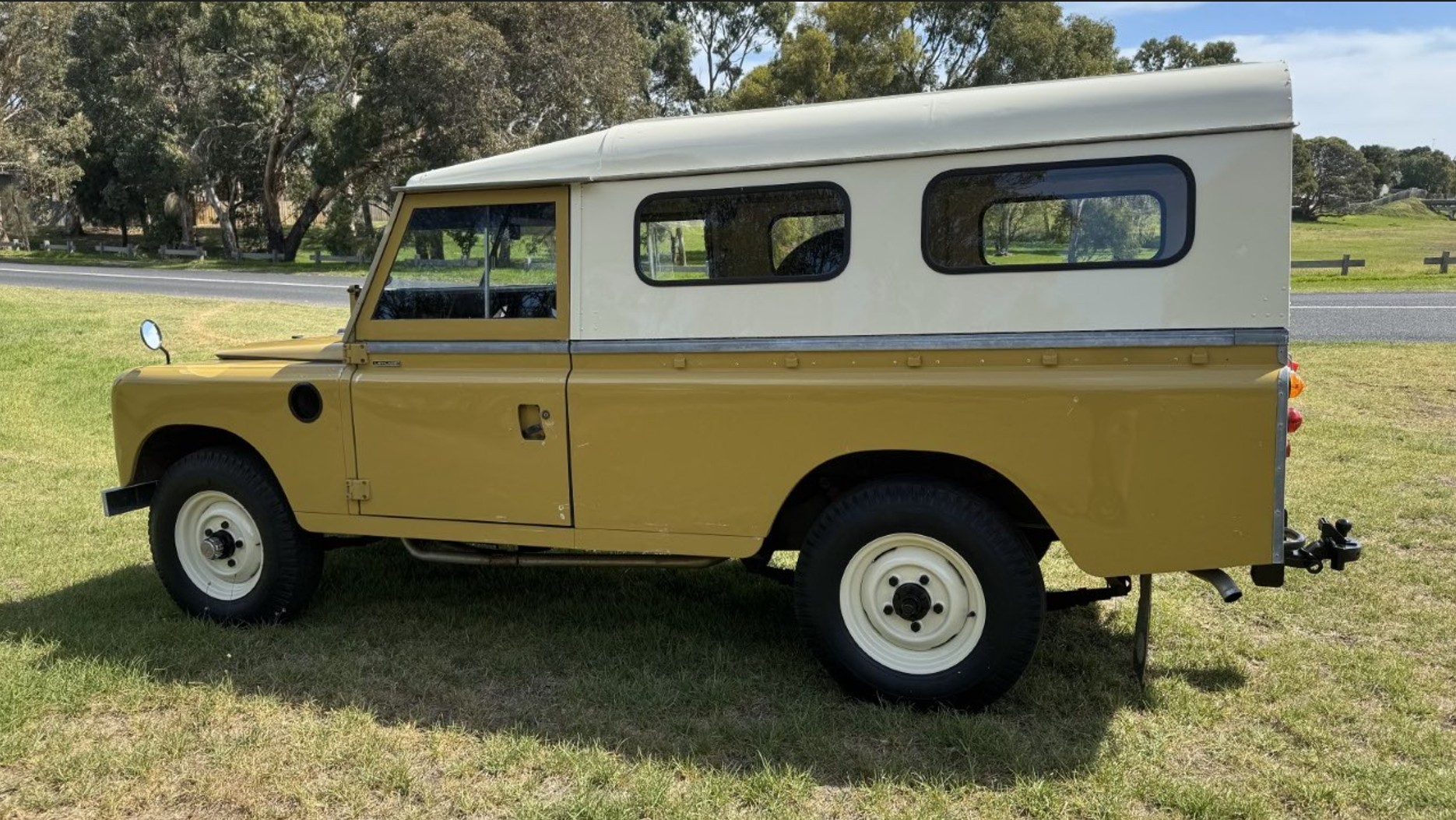 1974 LAND ROVER SERIES III 4 SP MANUAL HARDTOP