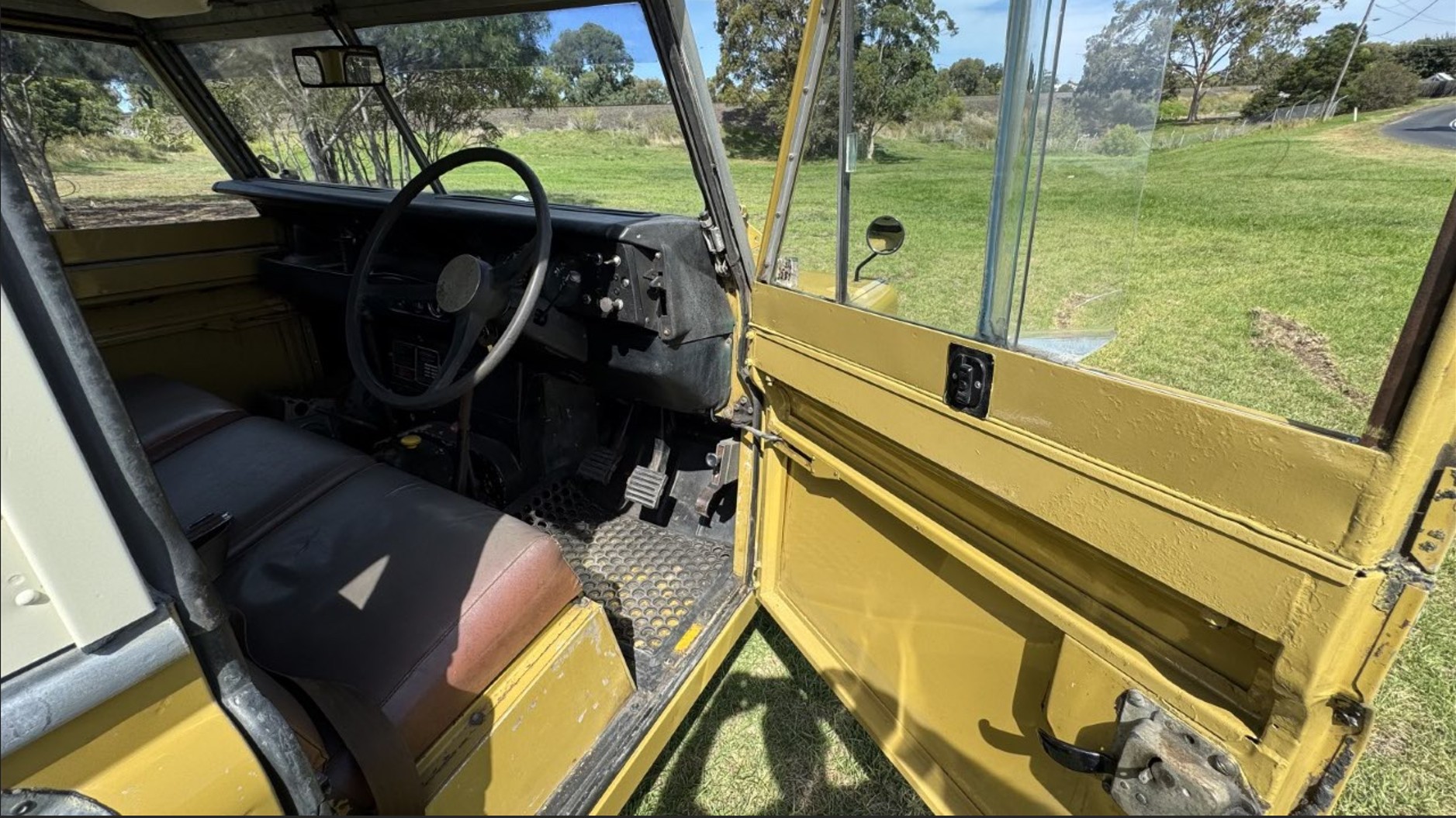1974 LAND ROVER SERIES III 4 SP MANUAL HARDTOP