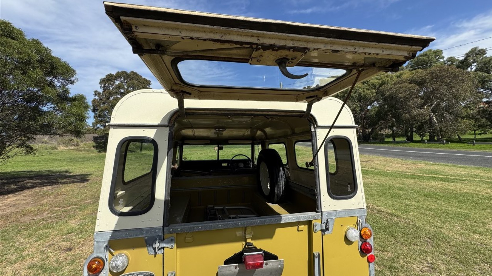 1974 LAND ROVER SERIES III 4 SP MANUAL HARDTOP